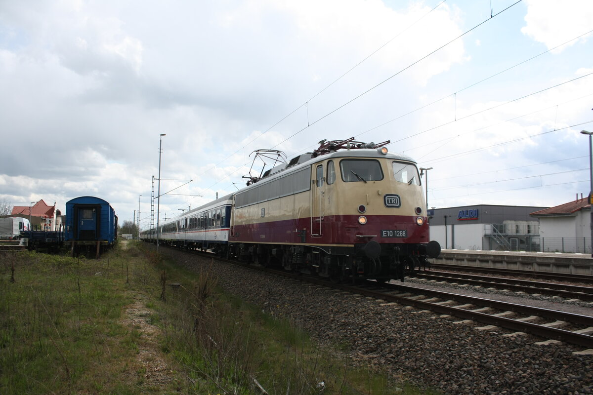E10 1268 von TRI mit einem Personenwagen Fuhrpark im Bahnhof Delitzsch unt Bf am 6.5.21