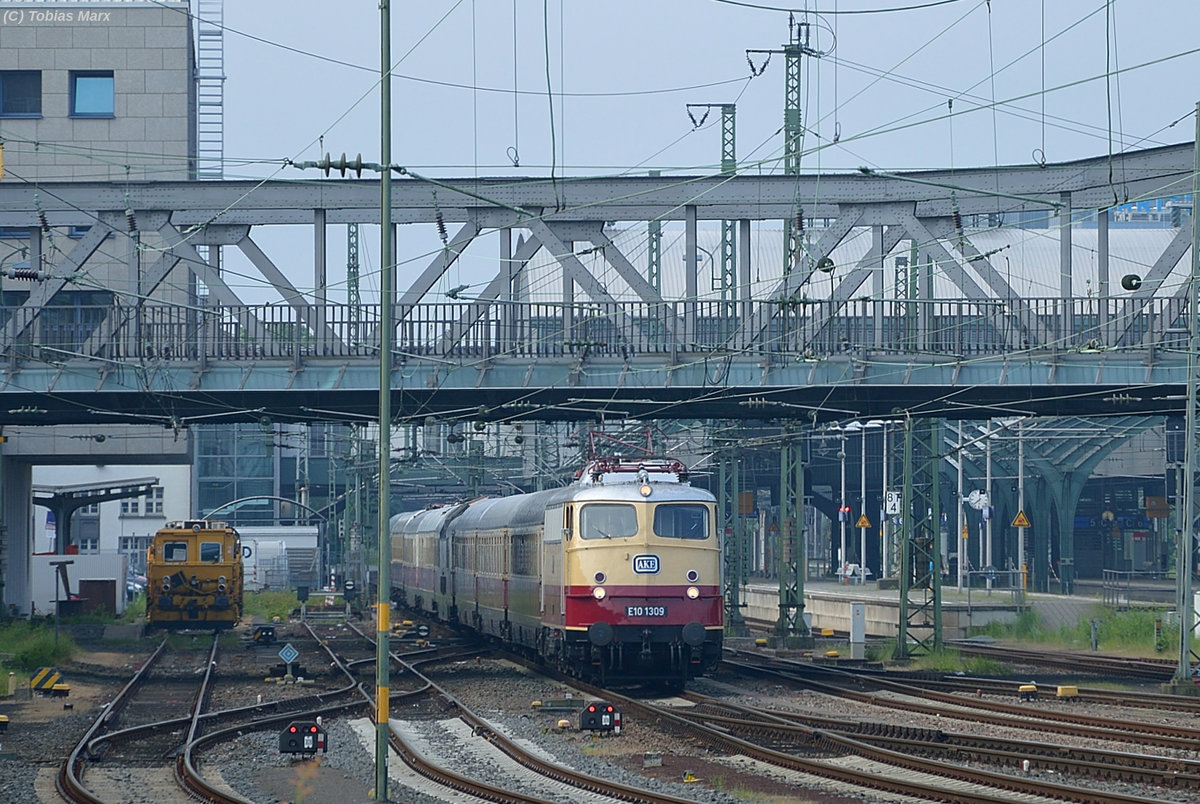 E10 1309 bei der Ausfahrt mit dem AKE-Rheingold aus Darmstadt Hbf am 05.06.2016