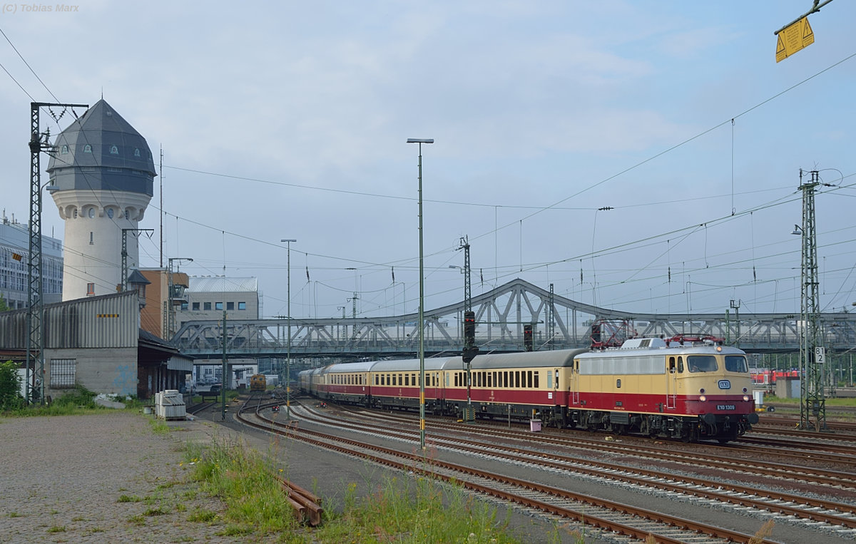 E10 1309 bei der Ausfahrt mit dem AKE-Rheingold aus Darmstadt Hbf am 05.06.2016
Platz 2 (Bild des Monats) Juni 2016