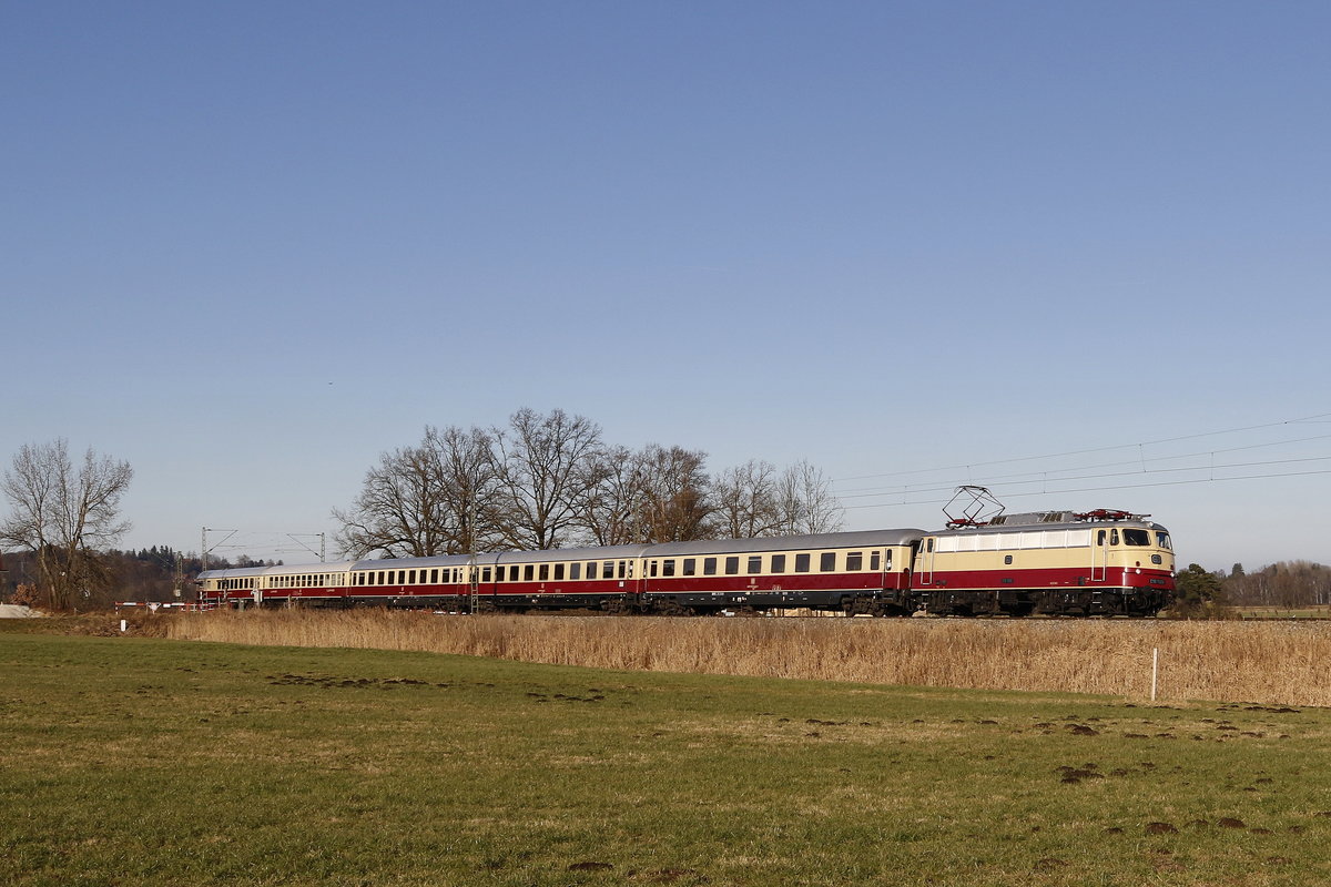 E10 1309 war am 29. Dezember 2016 mit dem  AKE-Rheingold  von Kln zum Wrthersee unterwegs. Aufgenommen bei Bernau am Chiemsee.