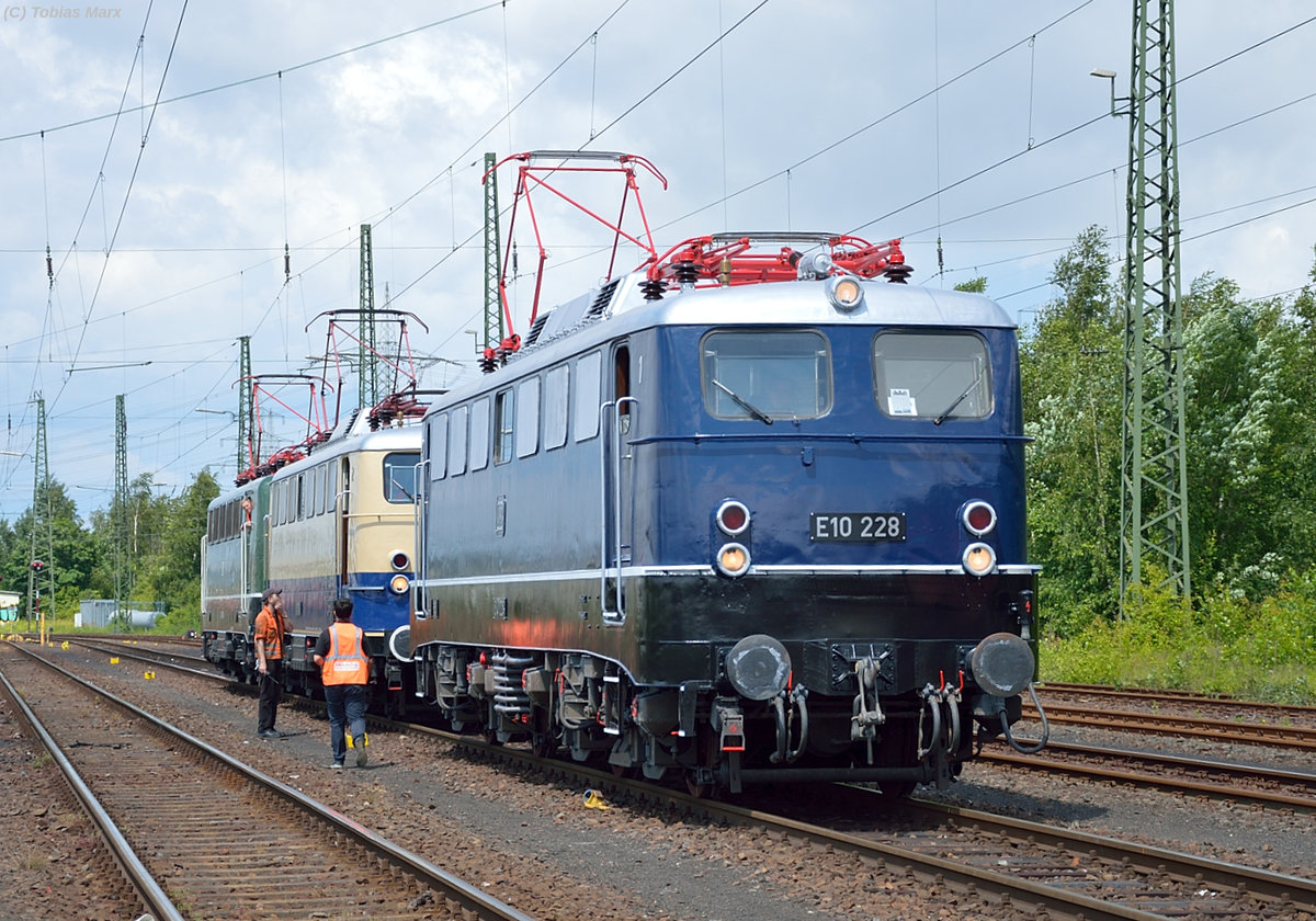 E10 228 (IG Einheitslok) rückte in die Lokaufstellung zur Lokparade am 18.06.2016 vor. Ich gehörte zur Lokbesatzung der 141 228 beim Sommerfest, daher konnte ich mit Warnweste dort fotografieren.