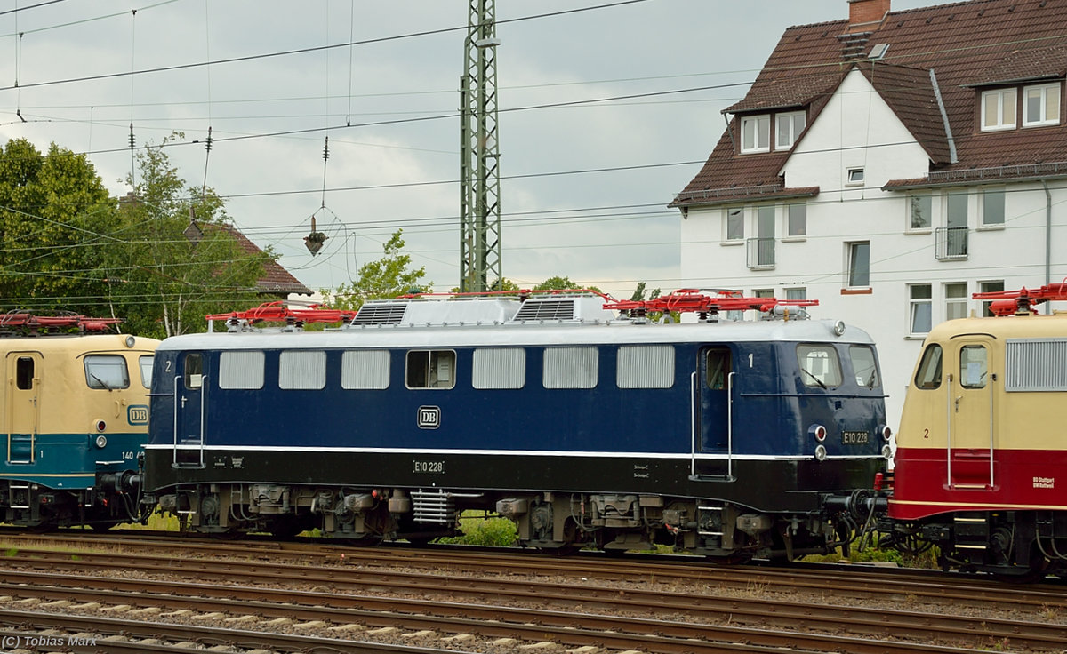 E10 228 von IG Einheitslok wurde von Stuttgart am 14.06.2016 nach Koblenz �berf�hrt. Hier bei der Einfahrt in Darmstadt-Kranichstein.