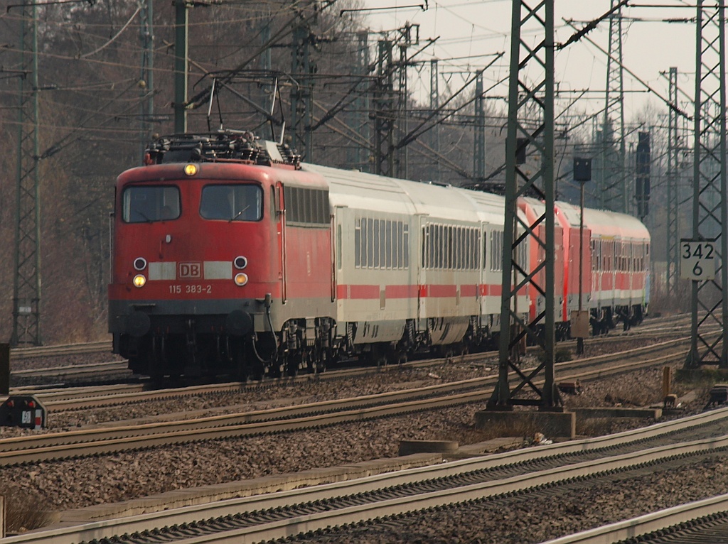 E10 383/115 383-2 rauscht hier mit einem Pbz durch HH-Harburg. 30.03.2011 