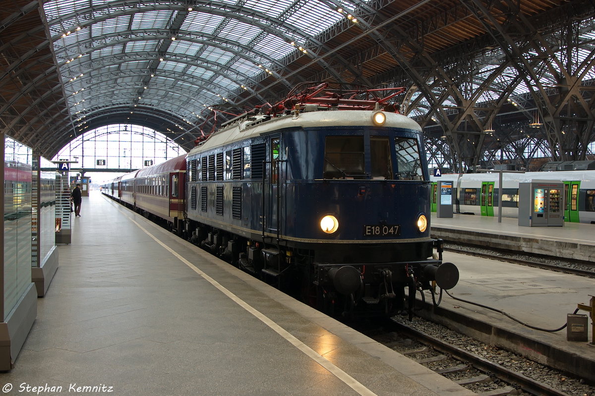 E18 047 (118 047-0) mit dem Schnellzug D 98 der Arbeitsgemeinschaft Westfalendampf von Münster(Westf)Hbf nach Leipzig Hbf, hatte das Zeil den Leipziger Hbf gerade erreicht gehabt. 30.11.2013