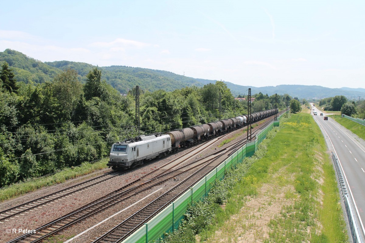 E37 527 zieht in Hemsbach einne Kesselzug in Richtung Darmstadt. 28.05.15