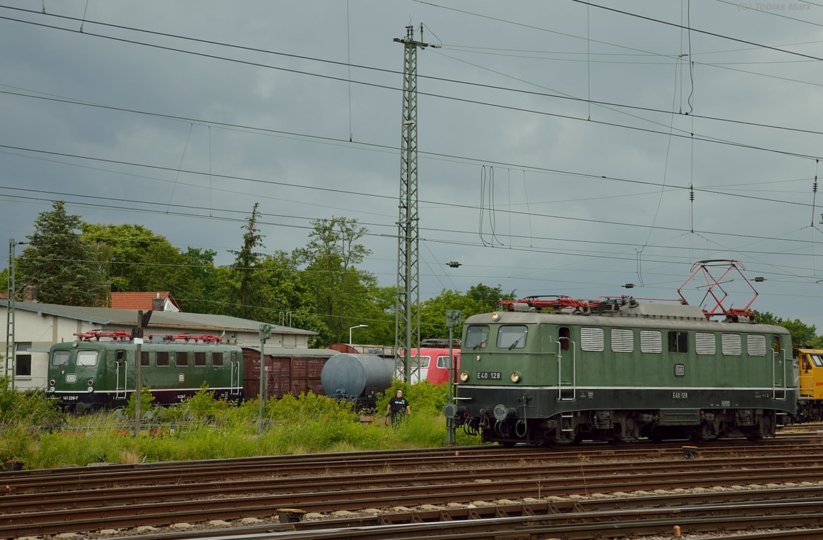E40 128 (DB Museum) beim Umsetzen in Darmstadt-Kranichstein am 14.06.2016. Die 141 228-7 wurde kurze Zeit später an den Überführungszug nach Koblenz gesetzt.