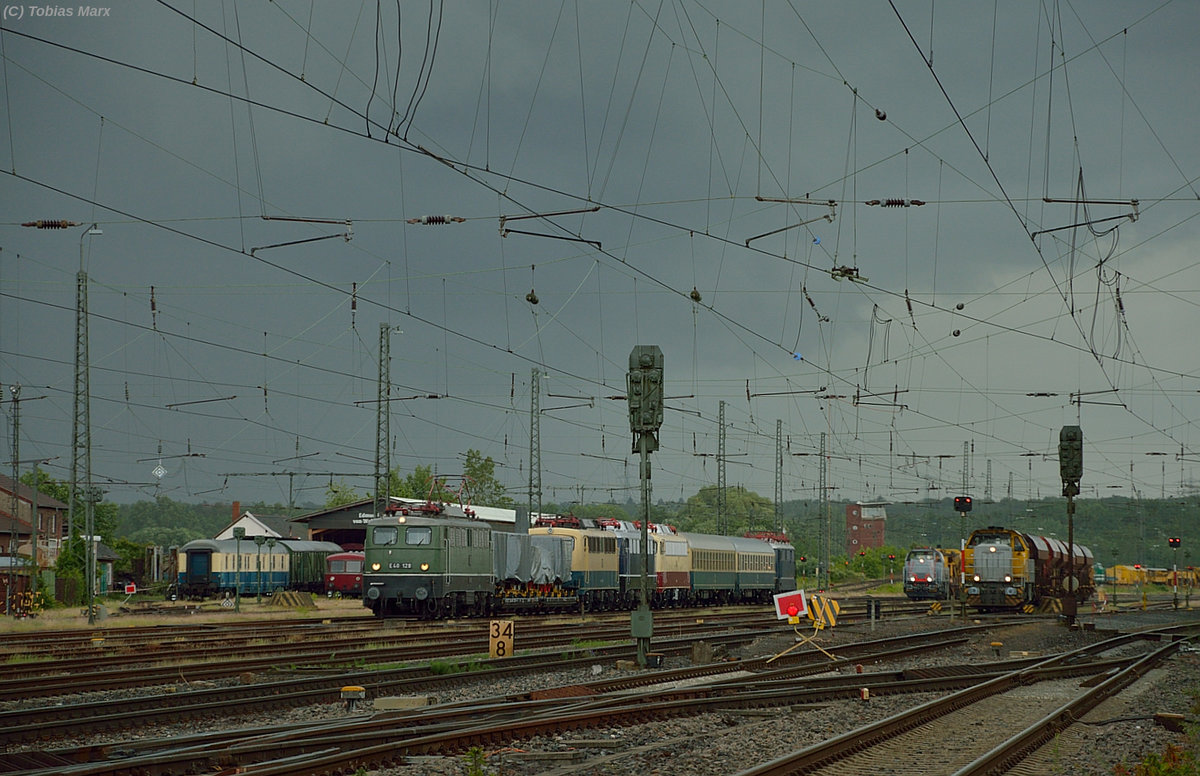 E40 128 mit dem Überführungszug nach Koblenz in Darmstadt-Kranichstein am 14.06.2016