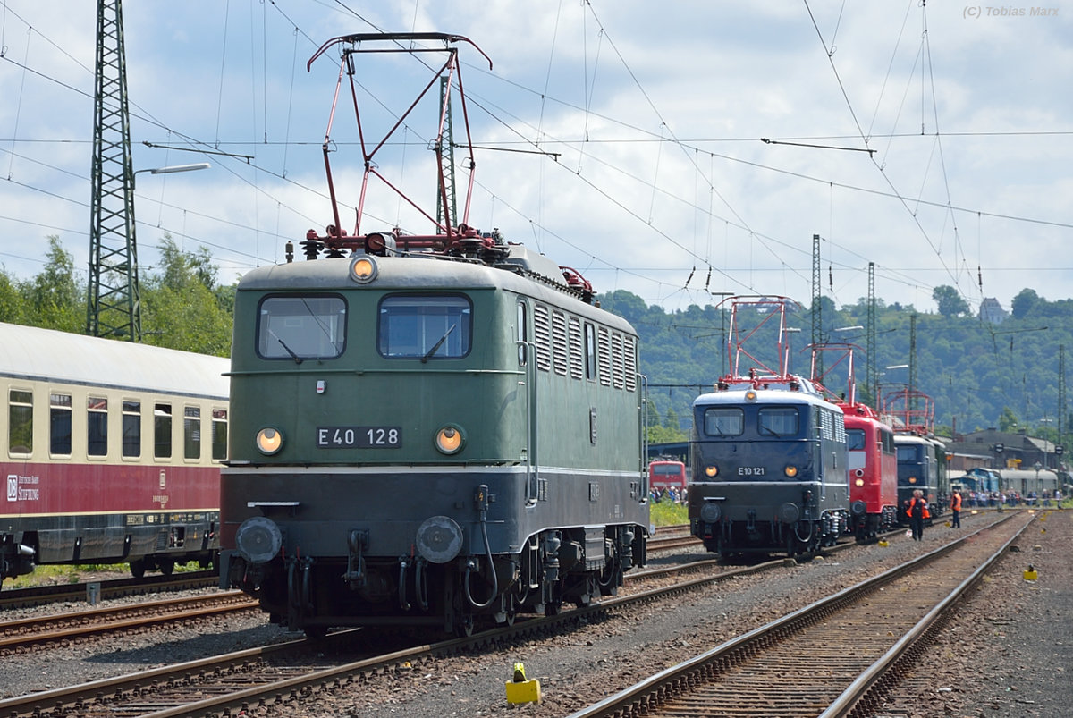 E40 128 rückte in die Lokaufstellung zur Lokparade am 18.06.2016 vor. Ich gehörte zur Lokbesatzung der 141 228 beim Sommerfest, daher konnte ich mit Warnweste dort fotografieren.