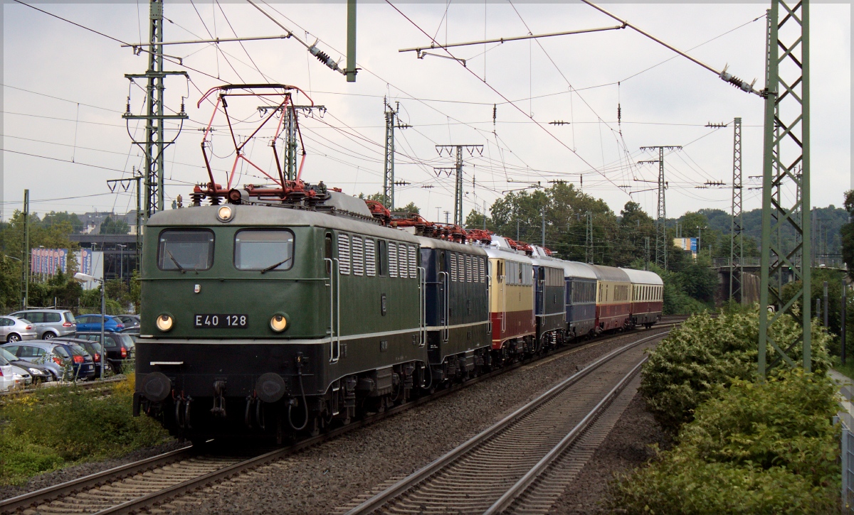 E40 128 berfhrte am 12.09.13 die E41 001, 113 311, E10 348, sowie die Reisezugwagen  11 700 Nr  (Kanzelwagen) und WGmh 804  61 80 98-70 403-4  (RHEINGOLD-Clubwagen) zum Bahnhofsfest in Basel. Hier aufgenommen kurz nach dem Start in Koblenz Ltzel in Koblenz Stadtmitte.