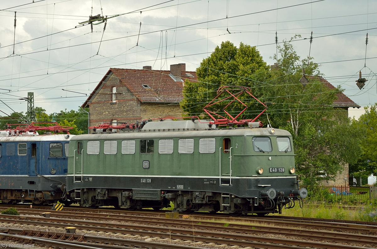 E40 128 zog am 14.06.2016 einem Überführungszug nach Koblenz. Hier bei der Einfahrt in Darmstadt-Kranichstein