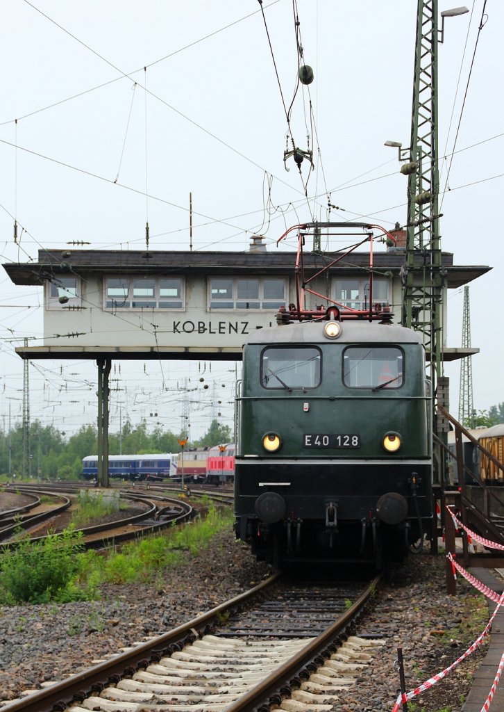 E40 128(9180 6140 128-0 D-DB)wird für Führerstandsmitfahrten bereit gestellt, EBM Koblenz-Lützel, 03.06.12