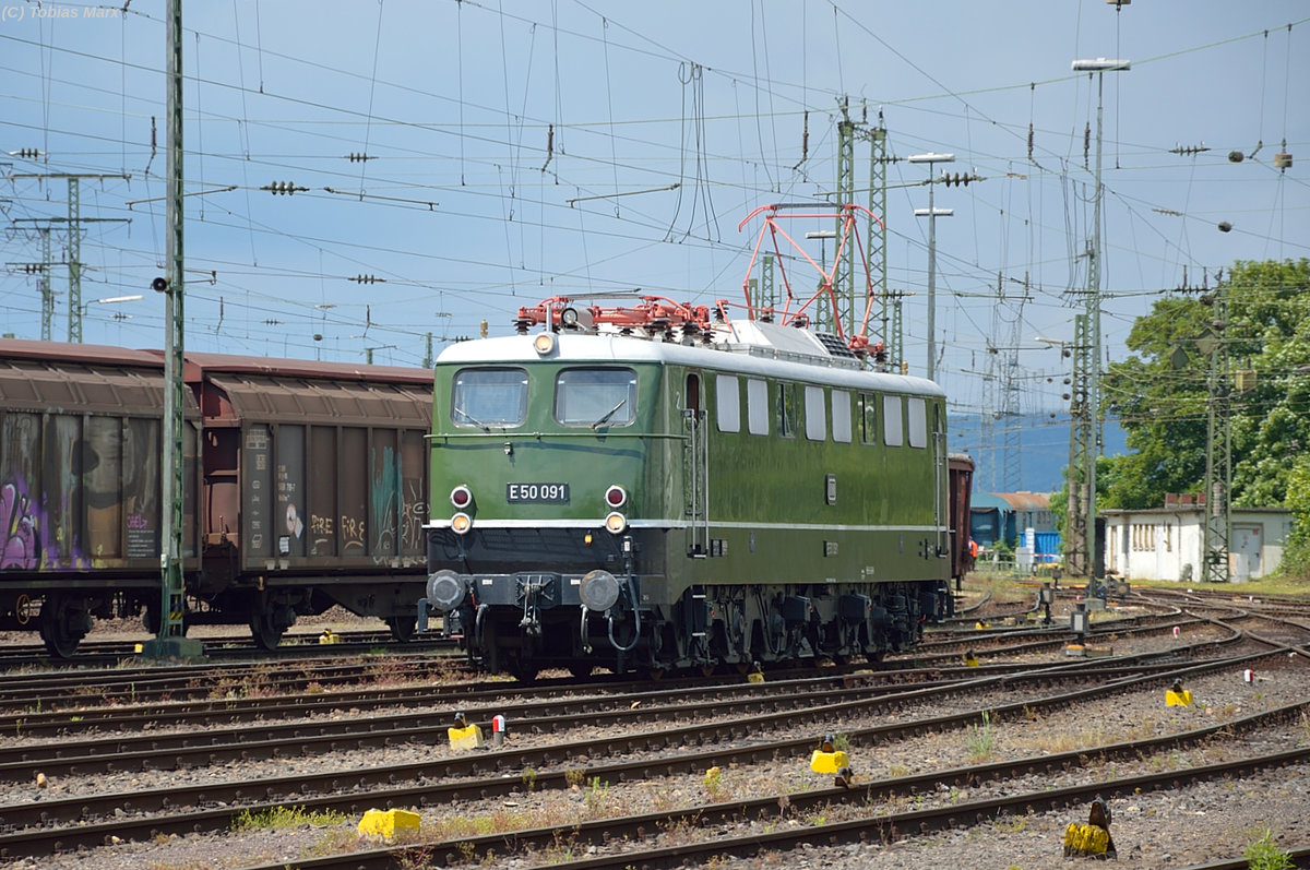 E50 091 nach der Überfahrt über die Lokparade am 18.06.2016 beim Sommerfest in Koblenz. Ich gehörte zur Lokbesatzung der 141 228 beim Sommerfest, daher konnte ich mit Warnweste dort fotografieren.