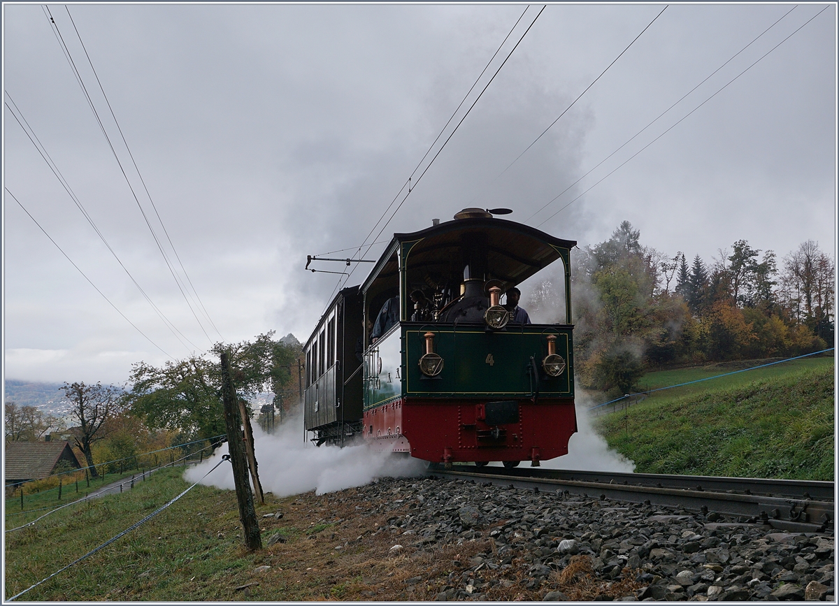 Ebenfalls kräftig dampfend ist die G 2/2 RIMINI bei Chaulin in Richtung Chamby unterwegs.- 

28. Okt. 2018