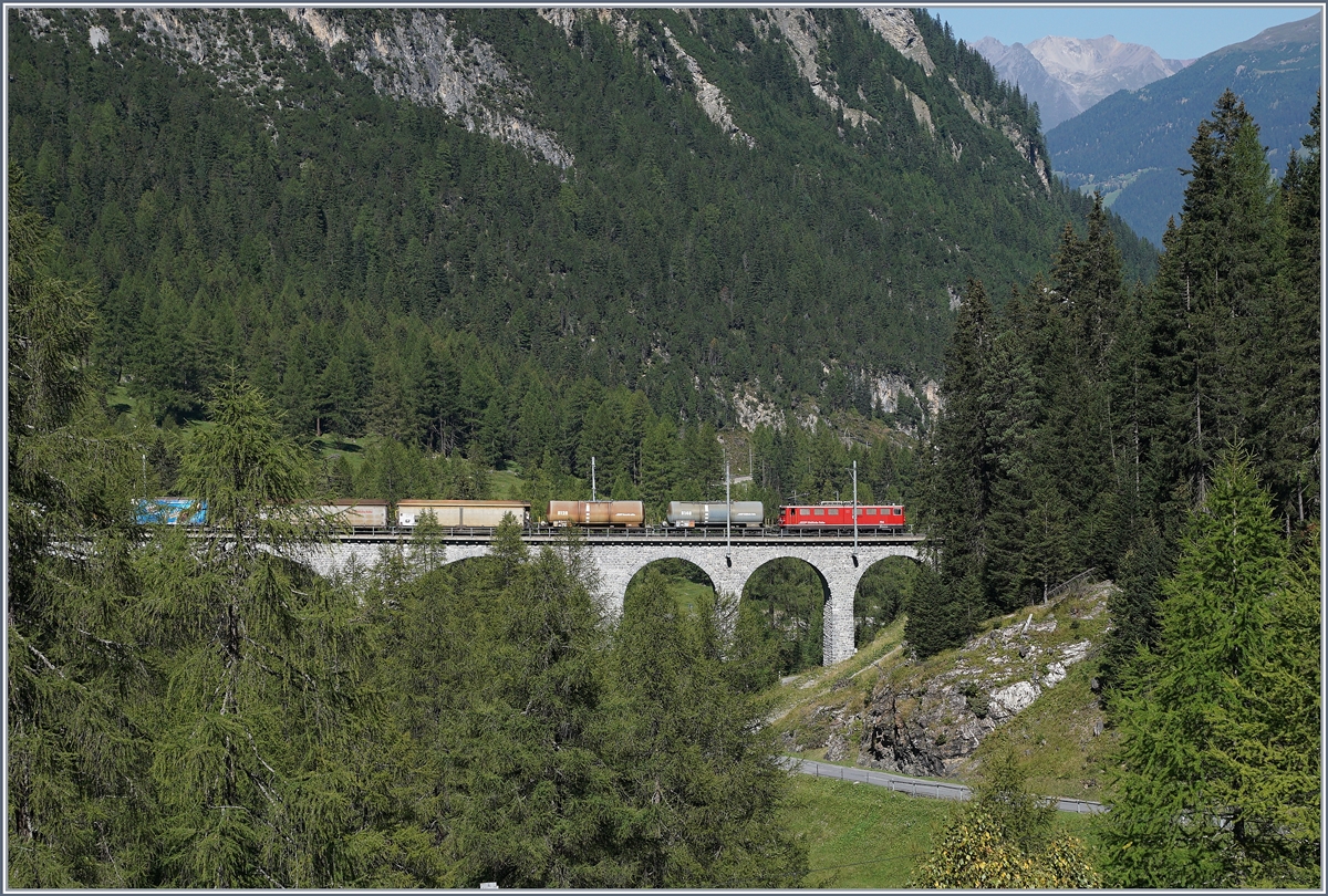 Ebenfals auf dem Albual Viadukt III befindt sich diese RhB Ge 6/6 II 704 mit ihrem Güterzug. 
14. Sept. 2016 