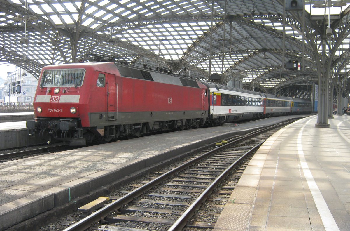 EC-6 mit 120 143 steht am 14 Mai 2013 in Köln Hbf. 