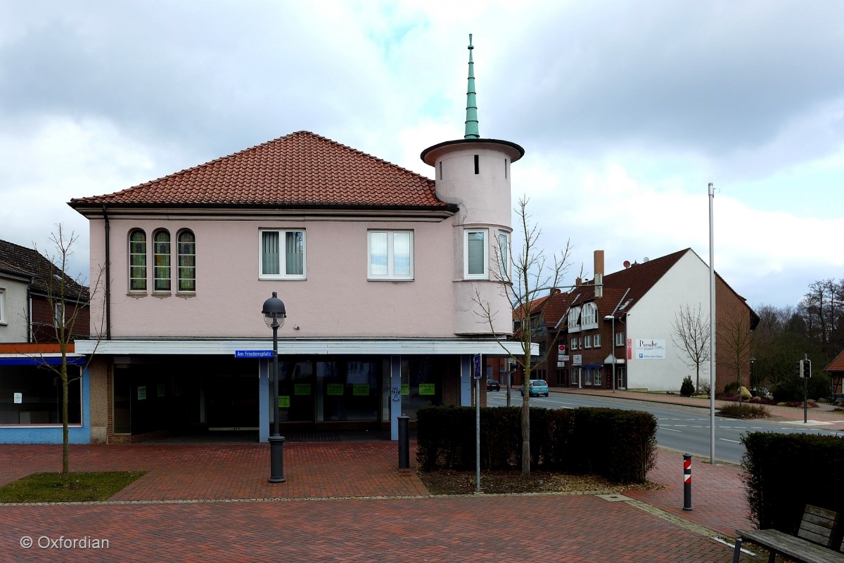 Eckhaus mit Türmchen am Friedensplatz von Bergen Krs. Celle.