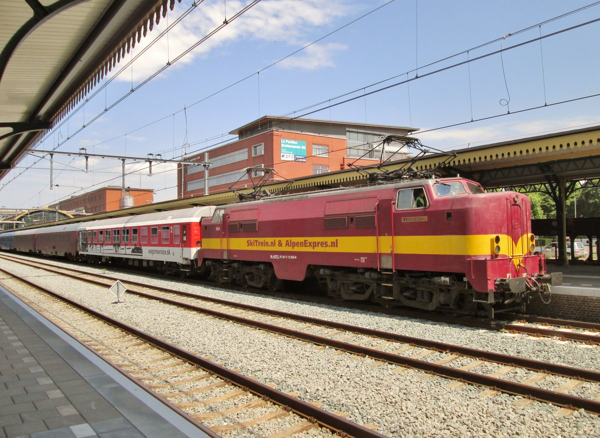 EETC 1254 verlässt mit ein Nachtzug 's Hertogenbosch am 4 Juli 2014.