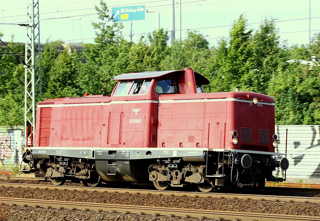 EFV 211 019-5 aus Vienenburg dieselt hier durch Hamburg. HH-Harburg 06.08.13