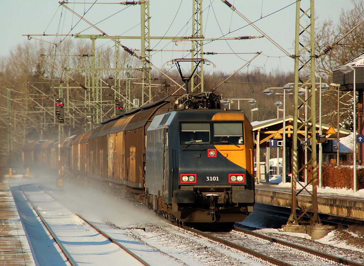 EG 3101  Red Eye  rollt langsam mit dem 44733 in den Schleswiger Bahnhof, sie muss hier auf den ICE nach Berlin warten. SL 03.02.2012