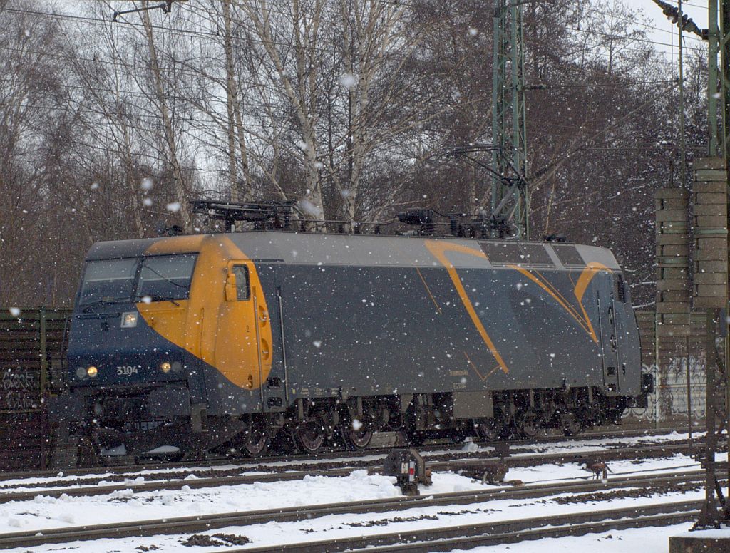 EG 3104 der Railion Scandinavia fährt hier bei leichtem Schneetreiben durch HH-Harburg. 06.03.2010