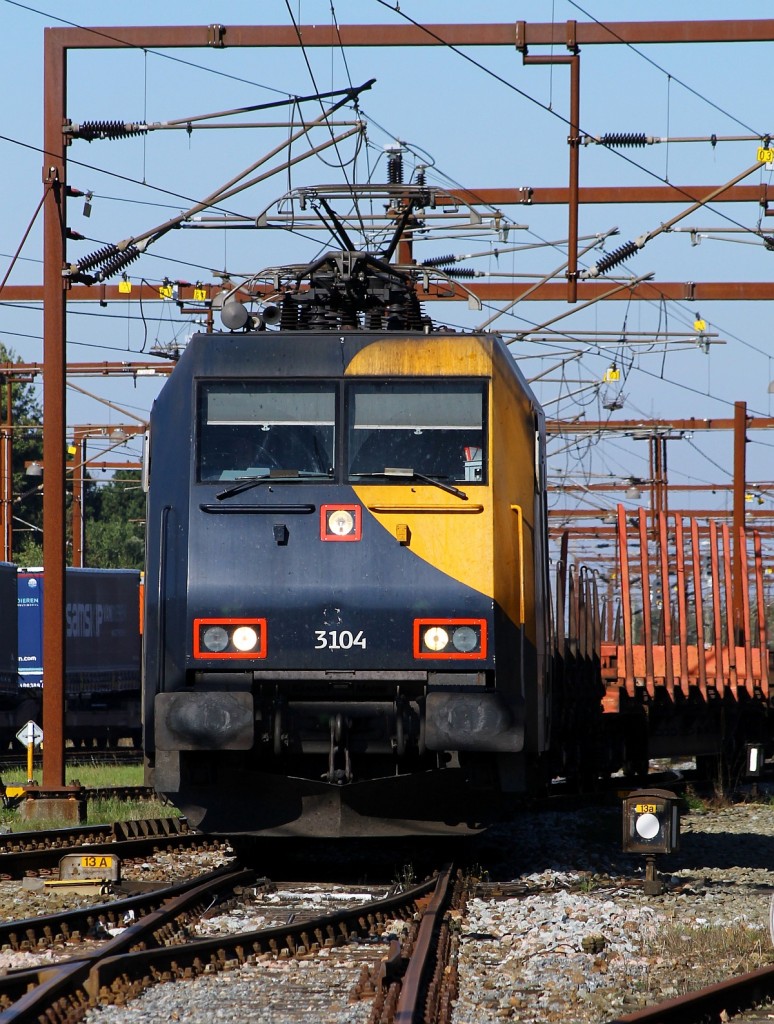 EG 3104  red eyes  ist nicht mehr lange in ihrem wesentlich besser aussehenden dunkelblau/gelbem Farbkleid unterwegs wenn man die Revisionsdaten (Unt/Cph/30.09.05) berücksichtigt. Hier hat die mit einem Güterzug Einfahrt in den Grenzbahnhof Padborg/DK. 03.10.2013