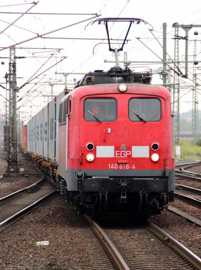 EGP 140 876-4 zieht einen langen Containerzug über Gleis 6 durch den Bhf HH-Harburg. 07.09.2012