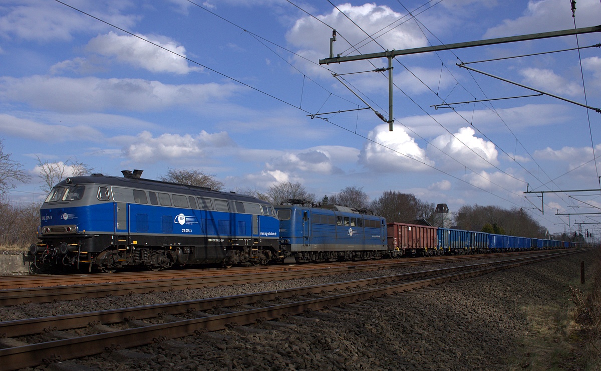 EGP 218 205 und 151 078 mit Düngerzug im Ladegleis in Jübek. 26.03.2021