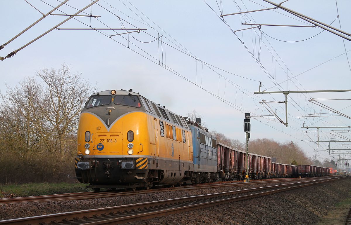 EGP 221 106 + 151 007 rangieren mit den entladenen Düngerwagen, Jübek 24.03.2020  