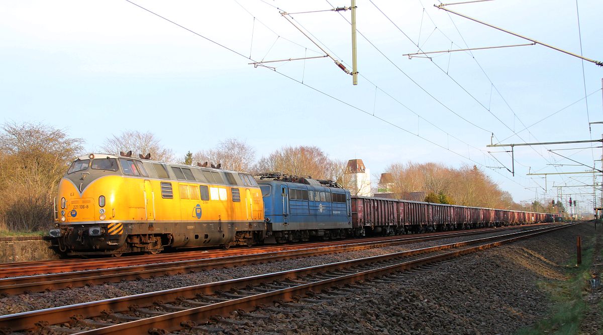 EGP 221 106 + 151 007 vor dem Düngerleerzug in voller Länge, es wird schattig, Jübek 24.03.2020