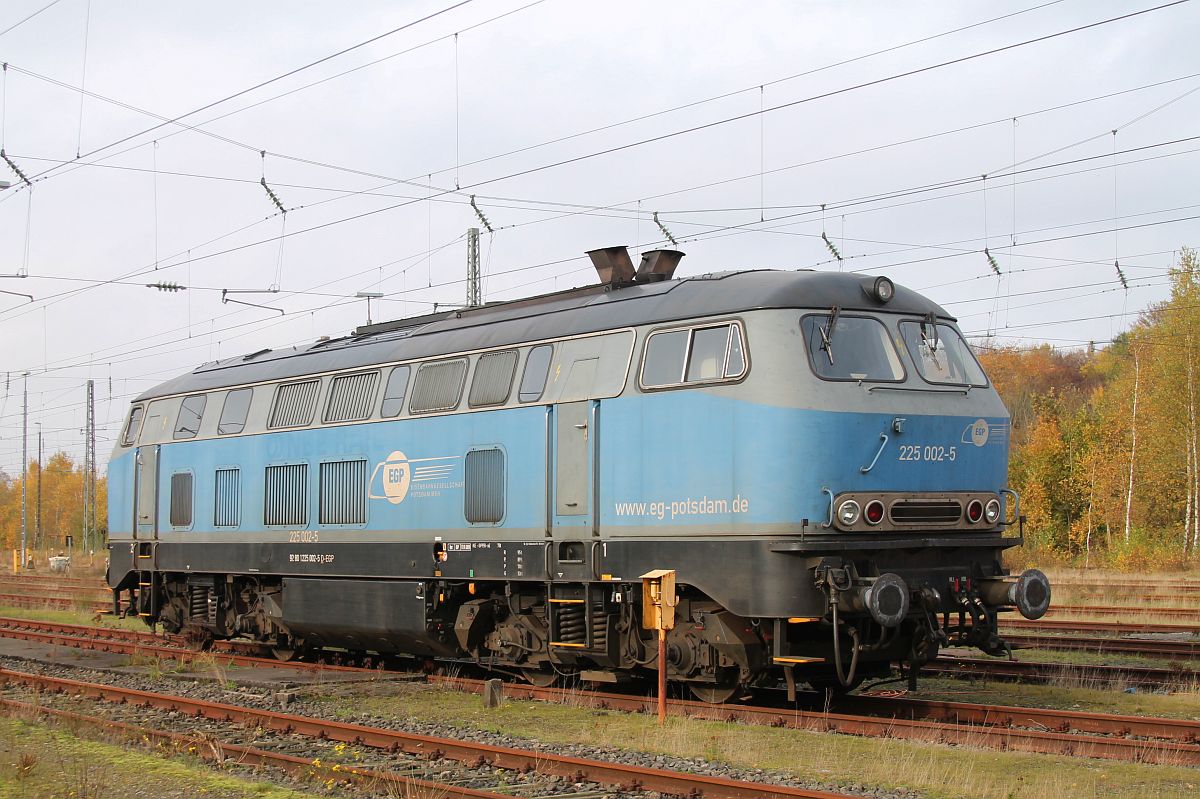 EGP 225 002 (ex DB 215 002, Bj. 1969) verbringt in den Resten des Bw Flensburg ihre Wochenendruhe, 31.10.2021