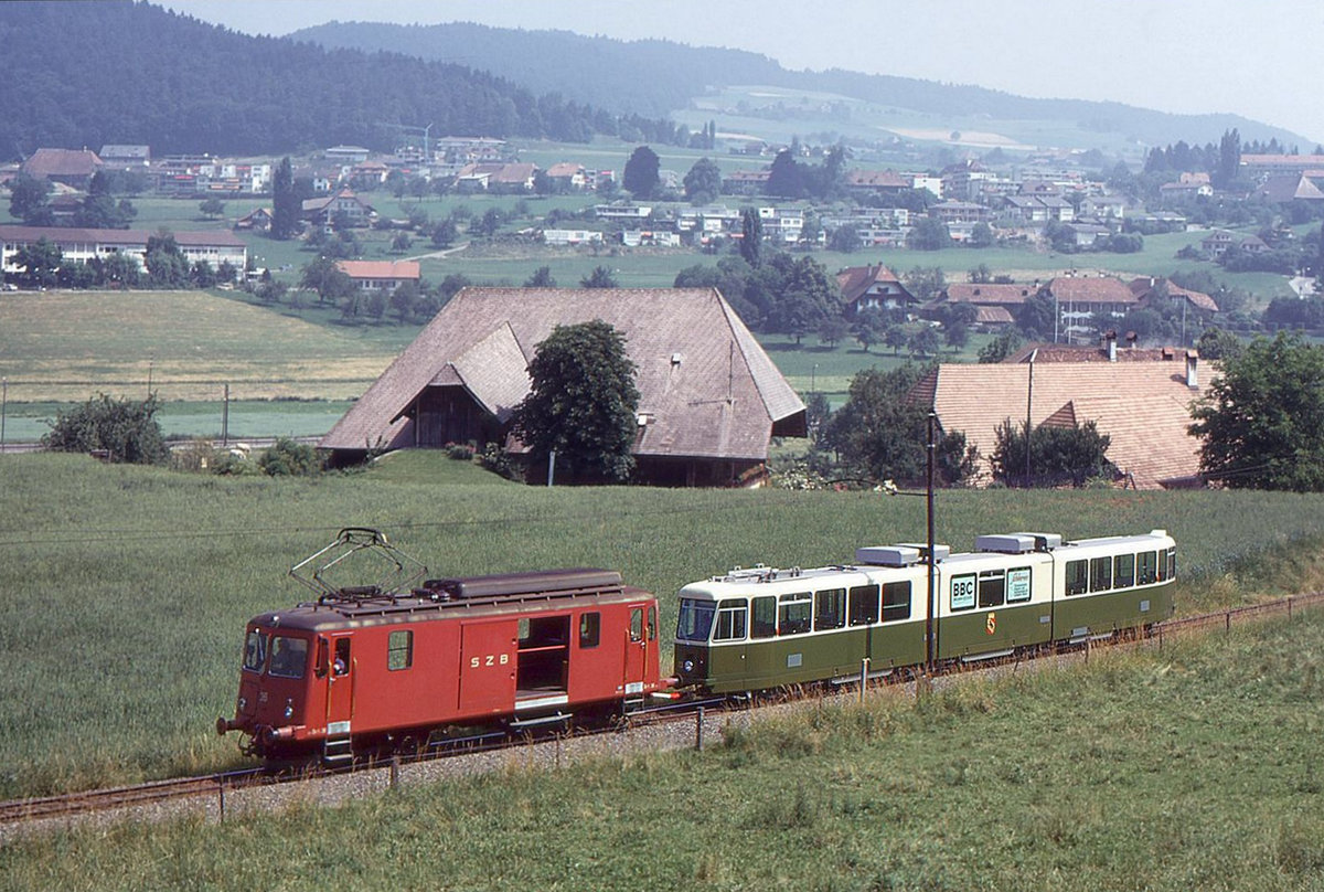 Ehemalige Vereinigte Bern-Worb-Bahnen VBW, Bern Kornhausplatz - Bolligen - Worb-Linie: Als Berner Tramwagen über die heute abgebrochene Strecke Ittigen - Bern Stadion transportiert wurden. SZB Gütertriebwagen 36 mit dem neuen Berner Tramwagen Be8/8 13. 5.Juli 1973 