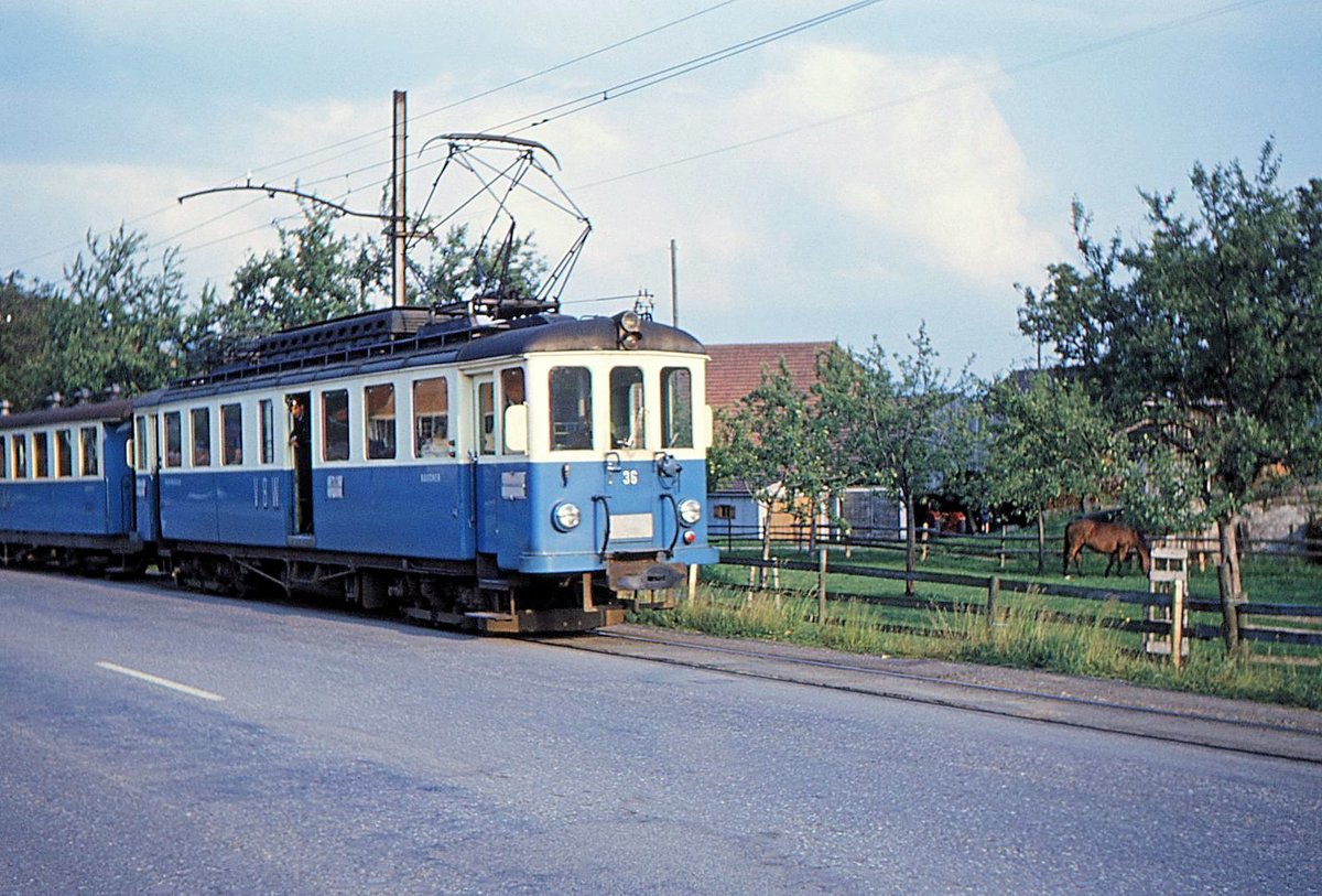 Ehemalige Vereinigte Bern-Worb-Bahnen VBW, Bern Kornhausplatz - Bolligen - Worb-Linie: Triebwagen 36 mit Personenwagen 9 bei Boll-Sinneringen, 11.Juni 1967 