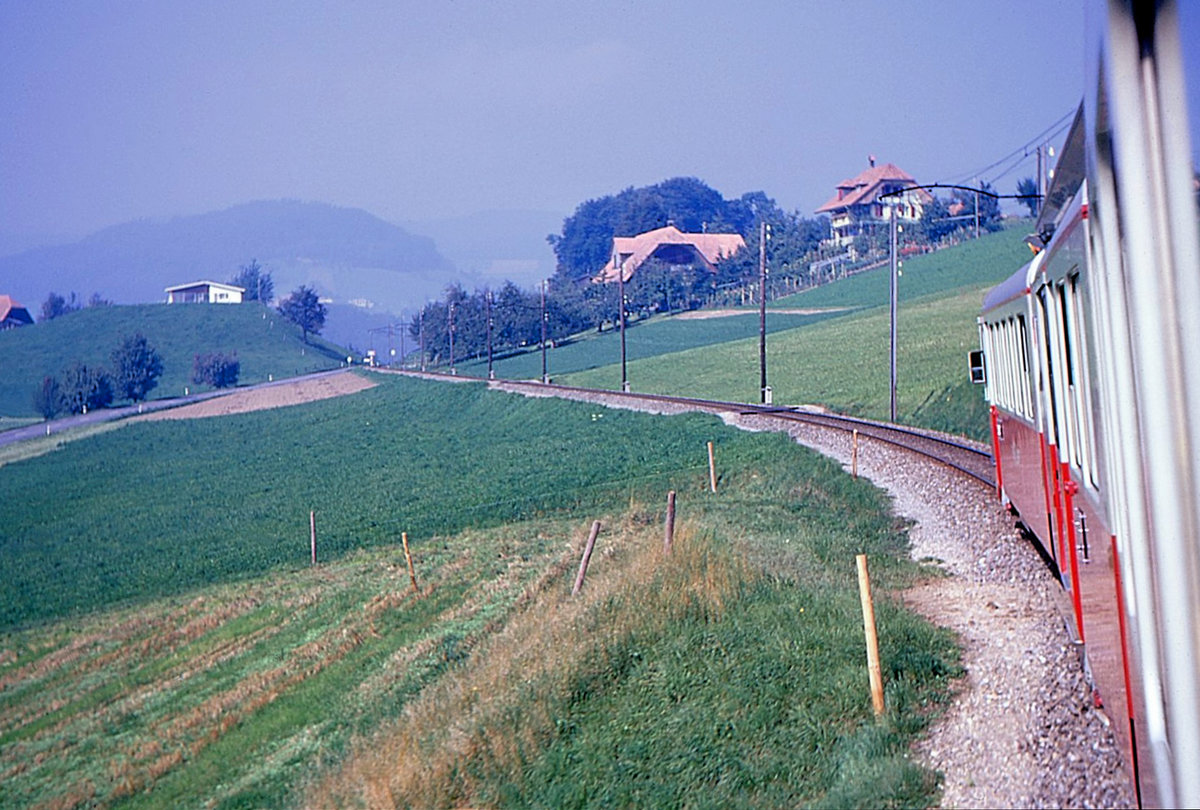 Ehemalige Vereinigte Bern-Worb-Bahnen VBW, Bern Kornhausplatz - Bolligen - Worb-Linie: Auf der Fahrt im Triebzug 3 der Bremgarten-Dietikon-Bahn bei Vechigen. 24.September 1969 