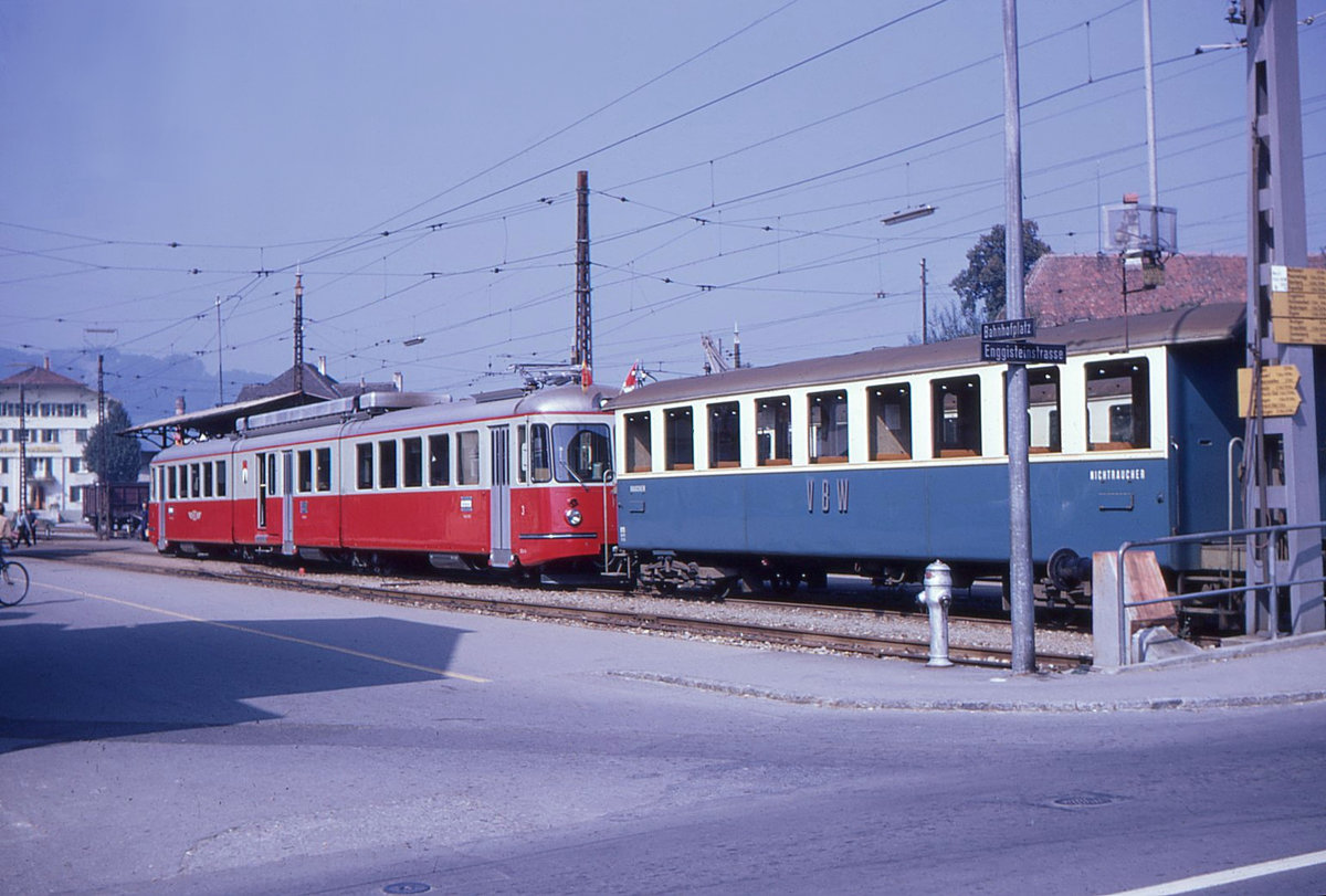 Ehemalige Vereinigte Bern-Worb-Bahnen VBW, Bern Kornhausplatz - Bolligen - Worb-Linie: Endstation Worb, mit VBW Wagen 15 und dem Bremgarten-Dietikon-Bahn Triebwagen 3. 24.September 1969 