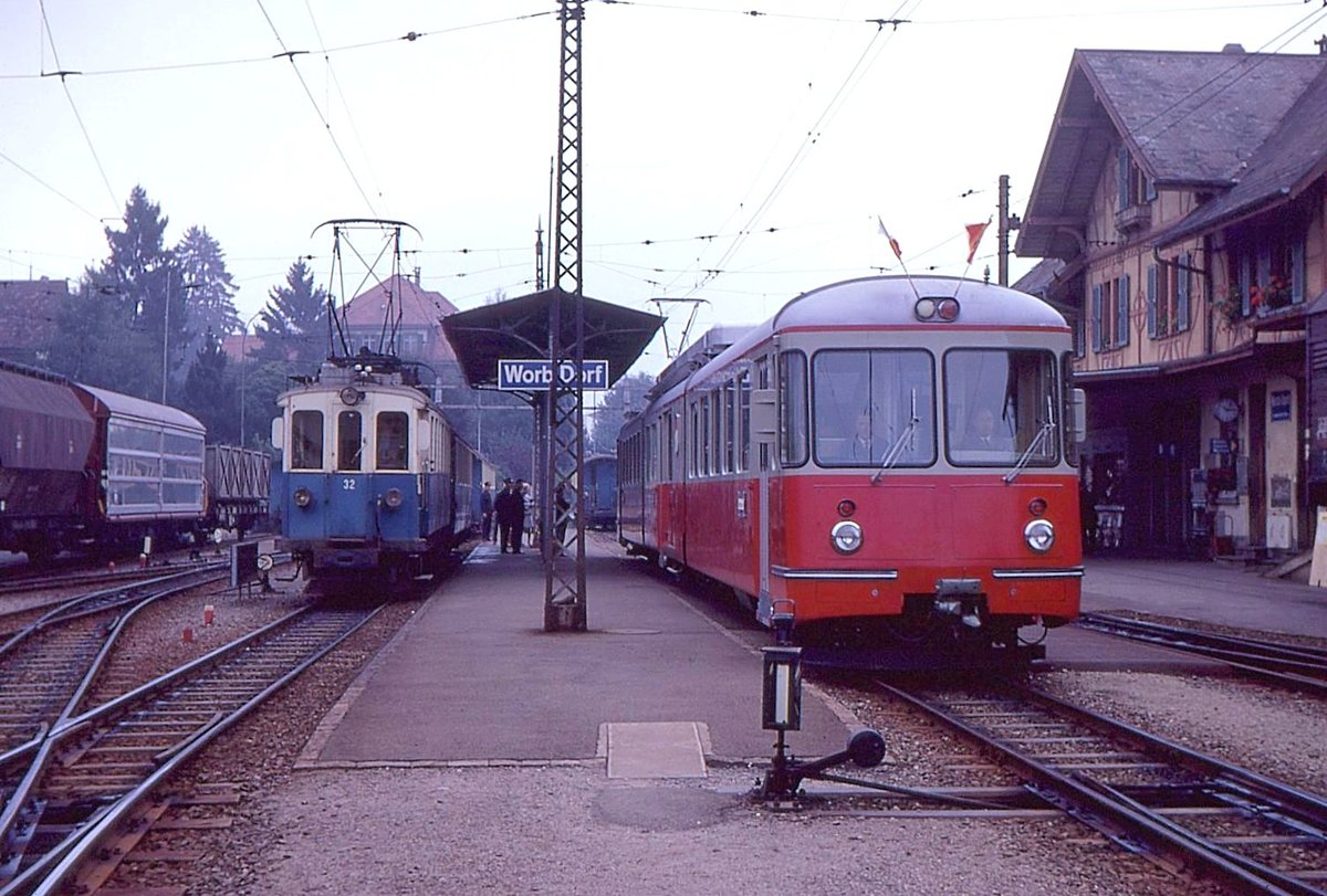 Ehemalige Vereinigte Bern-Worb-Bahnen VBW, Bern Kornhausplatz - Bolligen - Worb-Linie: Endstation Worb mit dem kurzen VBW Triebwagen 32 und dem Bremgarten-Dietikon-Bahn Triebzug 3. 24.September 1969 