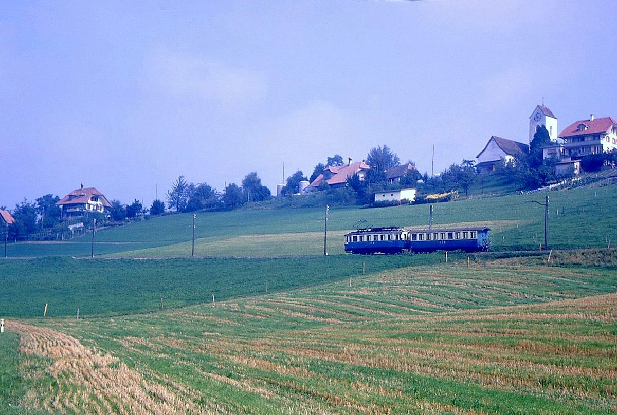 Ehemalige Vereinigte Bern-Worb-Bahnen VBW, Bern Kornhausplatz - Bolligen - Worb-Linie: Ein ganz alter Zug mit Triebwagen 32 und Personenwagen 14 in der Steigung hinauf nach Vechigen, 24.September 1969 