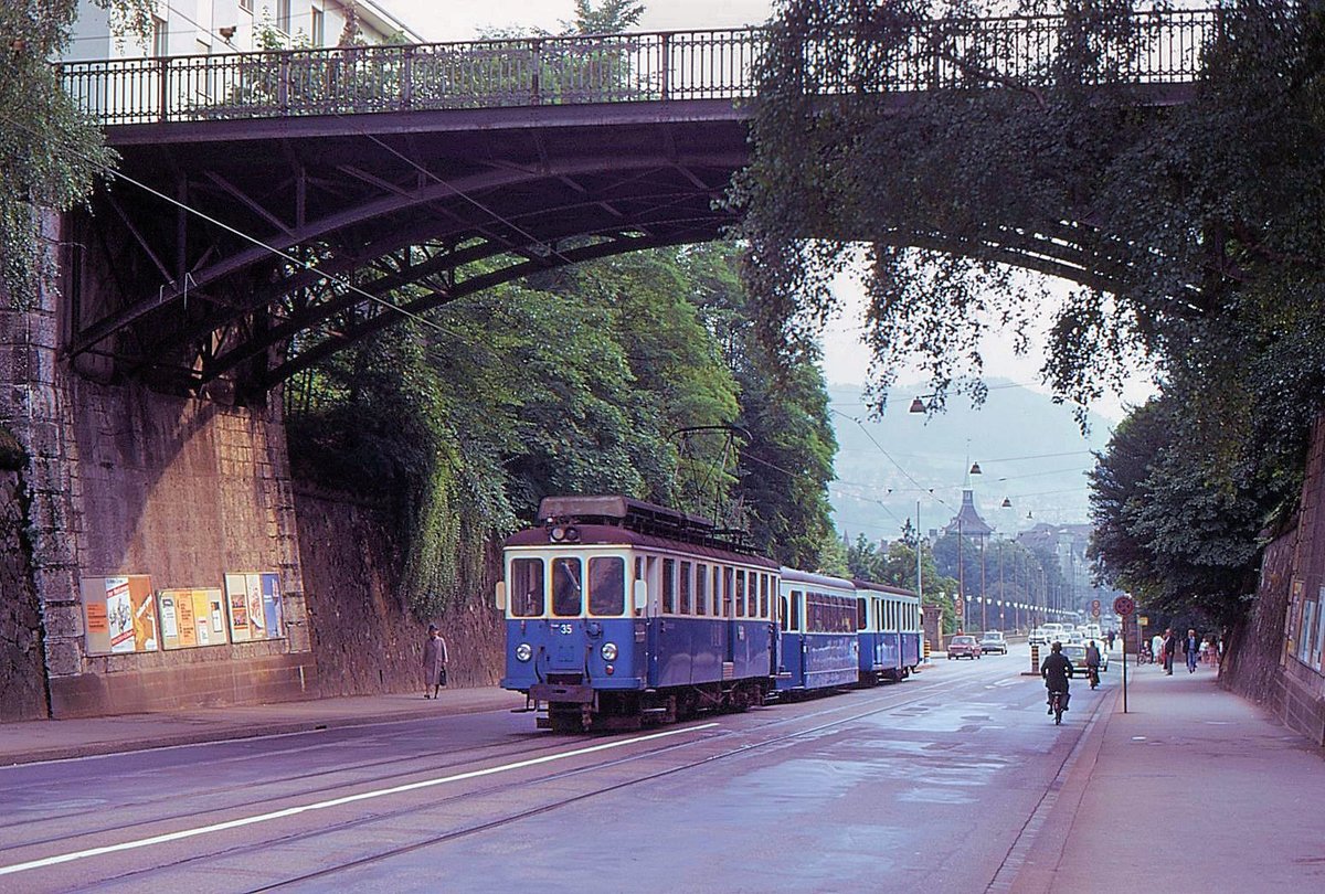 Ehemalige Vereinigte Bern-Worb-Bahnen VBW, Bern Kornhausplatz - Bolligen - Worb-Linie: Von der Kornhausbrücke her kommt Triebwagen 35 mit Wagen 336 (ex-Pforzheim) und Steuerwagen 83. 31.August 1973 