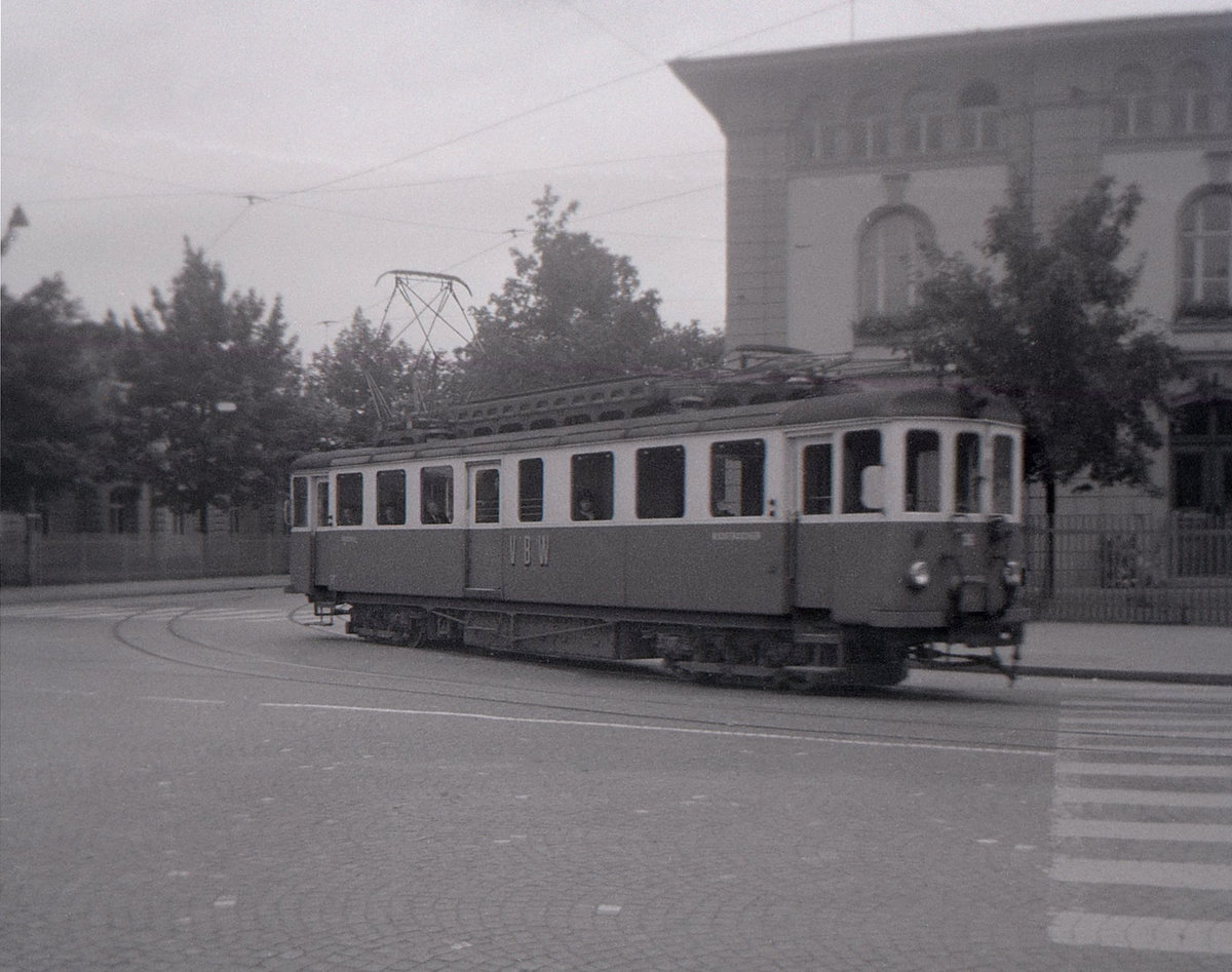 Ehemalige Vereinigte Bern-Worb-Bahnen VBW, Bern Kornhausplatz - Bolligen - Worb-Linie: Triebwagen 36 am Guisan Platz; Einmündung in die Strasse Richtung Wankdorf Station und Ittigen. September 1965  