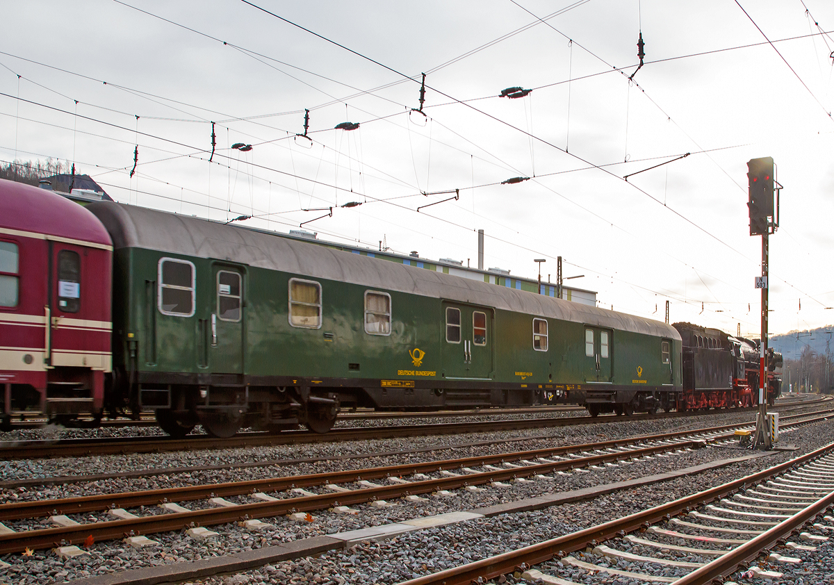 
Ehemaliger Bahnpostwagen Dmz 090 der Deutschen Bundespost (DBP), 56 80 8995 017-0 D-EJS der Eisenbahnstiftung Joachim Schmidt als Begleitwagen fr das Personal der 01 150 am 05.12.2015 bei der Zugdurchfahrt in Siegen-Geisweid. 

Er dient bei weiteren Ausflgen der jetzigen und zuknftigen Stiftungslokomotiven als bernachtungsmglichkeit, aber auch Ersatzteile und Werkzeug knnen mitgefhrt werden.
