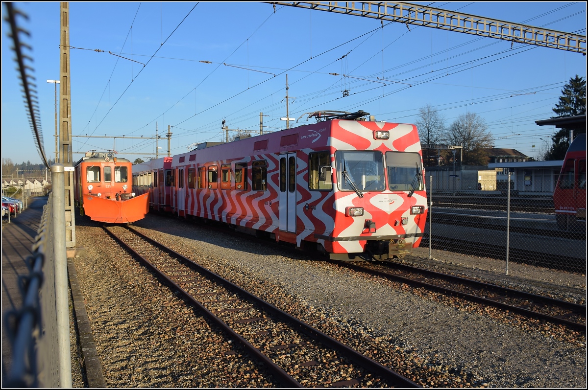 Ehemaliger FW-Triebwagen Be 4/4 14 in Langenthal im umzäunten Gleisareal. Diese Garnitur hat seit Ausrangierung auf der Frauenfeld-Wil-Bahn ihre neue Heimat in Langenthal gefunden. Daneben steht De 4/4 321, ausgerüstet als Schneepflug. Dezember 2016.
