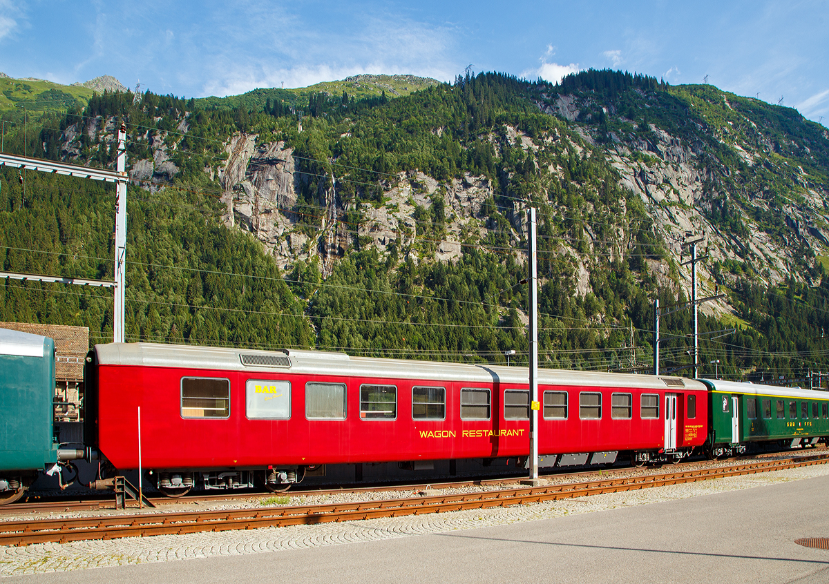 
Ehemaliger SOB Einheitswagen I Speisewagen WR 55 85 88-35 452-9 CH-SLM, der SLM GmbH (Schorno Locomotive Management), abgestellt am 01.08.2019 beim Bahnhof Gschenen.

Die Speisewagen EW I unterschieden sich von ihren Vorgngern der Leichtstahlbauart vor allem durch das gesickte Dach und den Tren, auerdem waren sie 80 cm lnger. Die EW I Speisewagen haben bersetzfenster, im Gegensatz zu den allgemeinen EW I Personenwagen, welche einteilige Senkfenster haben.

TECHNISCHE DATEN:
Spurweite: 1.435 mm (Normalspur)
Lnge ber Puffer: 24.100 mm
Drehzapfenabstand: 17.700 mm
Achsabstand im Drehgestell: 2.700 mm
Hchstgeschwindigkeit: 140 km/h
Eigengewicht: 36 t
Sitzpltze: 43 
Bremse: Frein O-R (P43t)