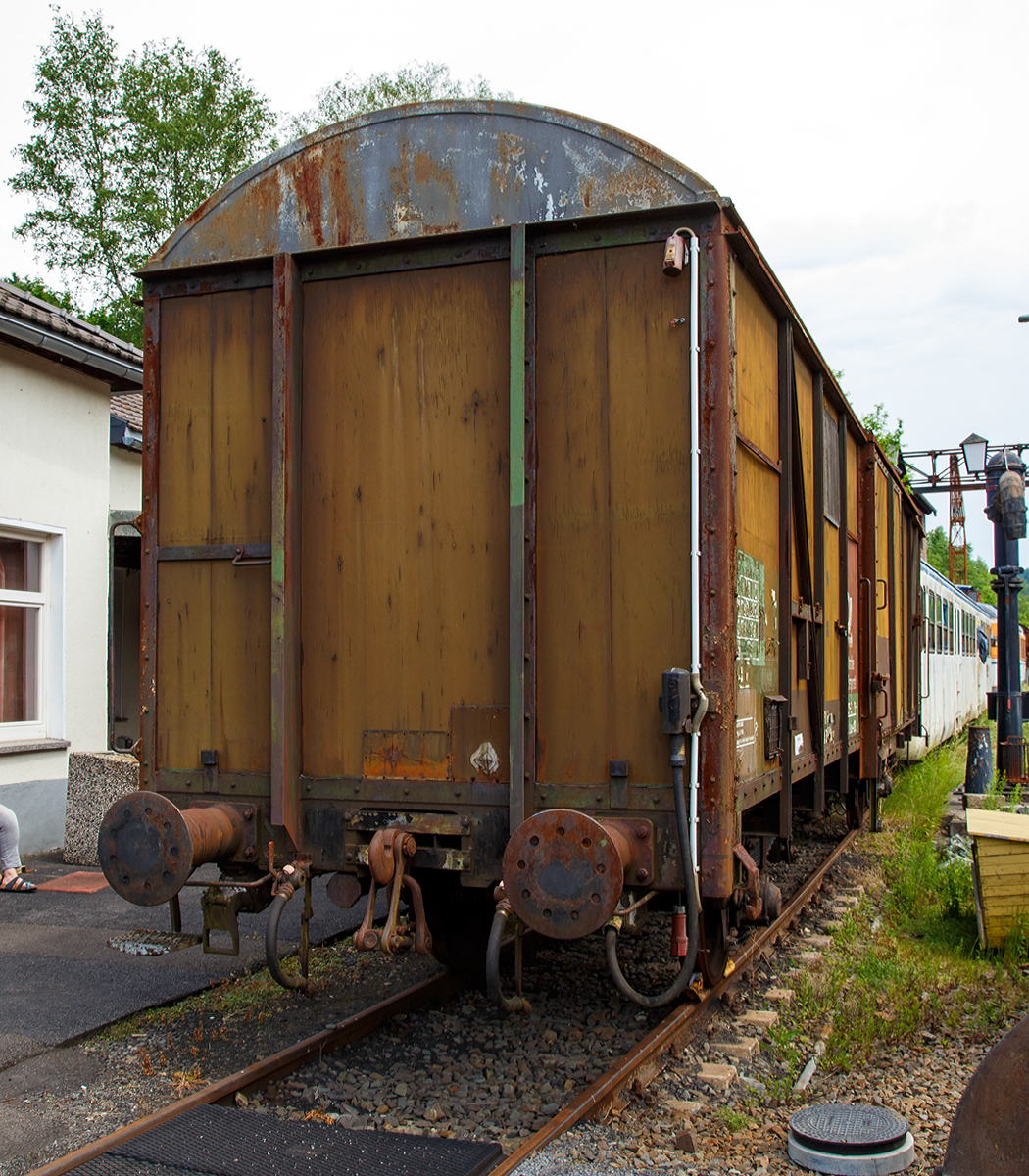 
Ehemaliger zweiachsiger Bahnpostwagen Post 2ss-t/13 der Deutschen Bundespost, 50 80 00-03710-3, am 28.05.2017 im Eisenbahnmuseum Dieringhausen. 

Ab 1967 beschaffte die Deutschen Bundespost (DBP) 100 Stück dieser für den Pakettransport bestimmte zweiachsige Wagen, die weitgehend Güterwagen der Gattung Glmms61 (Gbs 254) der DB entsprachen, allerdings betrug die zulässige Höchstgeschwindigkeit bis zu 120 km/h. Mit dem Ende des Bahnpostverkehrs am 30. Mai 1997 wurden diese Fahrzeuge ausgemustert.

TECHNISCHE DATEN: 
Länge über Puffer: 14.020 mm
Länge des Wagenkastens: 12.780 mm
Achsabstand: 8.000 mm
Eigengewicht: 14.050 kg
Höchstgeschwindigkeit: 90 km/h (Zuladung 25,5t, Streckenklasse C); 100 km/h (Zuladung 21,5t, Streckenklasse C) und 120 km/h mit Zuladung bis 17,5 t
