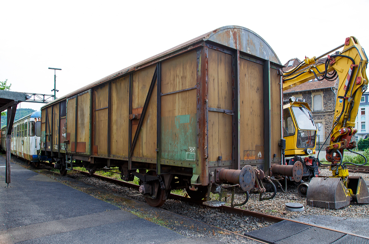 
Ehemaliger zweiachsiger Bahnpostwagen Post 2ss-t/13 der Deutschen Bundespost, 50 80 00-03710-3, am 28.05.2017 im Eisenbahnmuseum Dieringhausen. 

Ab 1967 beschaffte die Deutschen Bundespost (DBP) 100 Stück dieser für den Pakettransport bestimmte zweiachsige Wagen, die weitgehend Güterwagen der Gattung Glmms61 (Gbs 254) der DB entsprachen, allerdings betrug die zulässige Höchstgeschwindigkeit bis zu 120 km/h. Mit dem Ende des Bahnpostverkehrs am 30. Mai 1997 wurden diese Fahrzeuge ausgemustert.

TECHNISCHE DATEN: 
Länge über Puffer: 14.020 mm
Länge des Wagenkastens: 12.780 mm
Achsabstand: 8.000 mm
Eigengewicht: 14.050 kg
Höchstgeschwindigkeit: 90 km/h (Zuladung 25,5t, Streckenklasse C); 100 km/h (Zuladung 21,5t, Streckenklasse C) und 120 km/h mit Zuladung bis 17,5 t
