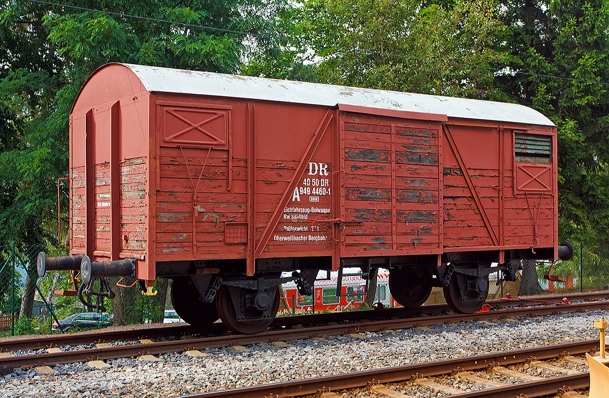 
Eichfahrzeug-Beiwagen 40 50 DR A 949 4460-1, BW Saalfeld, der Oberweißbacher Bergbahn, abgestellt am 24.08.2013 beim Bergbahnhof Lichtenhain.
 
Der Wagen dient vermutlich, mit seinen 27 t Prüfgewicht, zur Prüfung der Standseilbahn (Bergbahn), indem er Güterbühne gestellt wird.