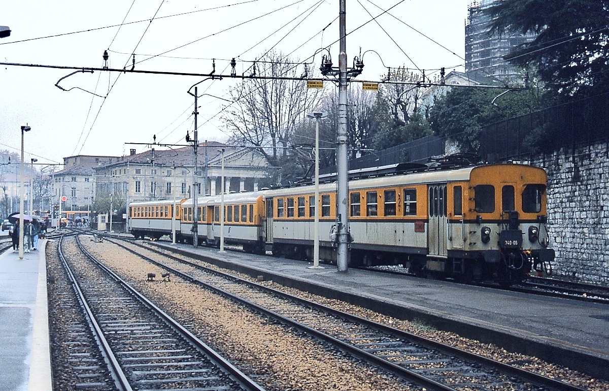 Eien weitere Ergänzung zu Armins Aufnahmen aus Como Lago: E.740-06 im März 1993 in Como Lago. Die E.740-01 - 07 wurden 1928 als Steuerwagen für die Serie E.700 geliefert und 1951 zu Triebwagen umgebaut.