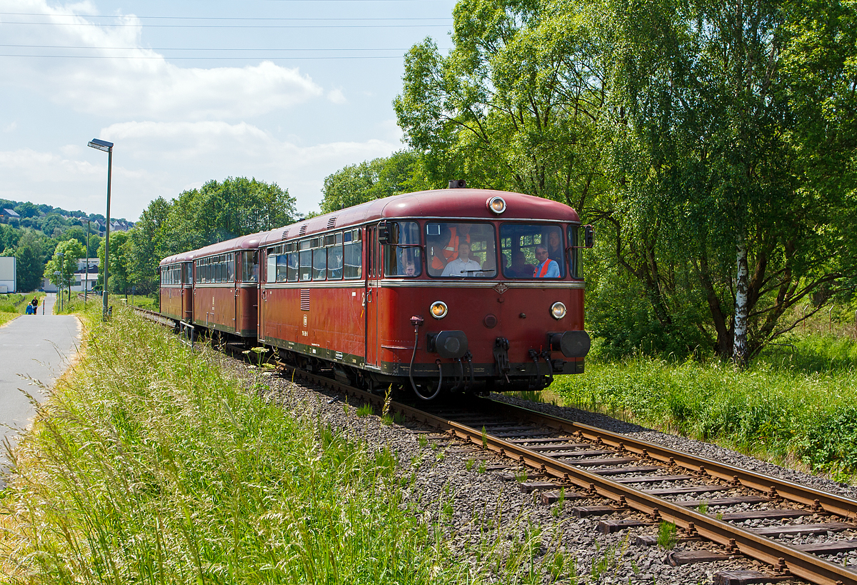 
Eigentlich ist auf der Bahnstrecke Herdorf–Unterwilden der Freien Grunder Eisenbahn AG (heute Kreisbahn Siegen-Wittgenstein) der Personenverkehr bereits am 31. Oktober 1950 eingestellt worden, doch am 02.06.2012 gab es eine Sonderfahrt vom Frderverein Schienenbus e.v., Menden. 

Hier fhrt die Schienenbusgarnitur, bestehend aus Schienenbus 796 690-6, Beiwagen 996 309-1 und Schienenbus 796 802-7, durch Neunkirchen-Struthtten in Richtung Neunkirchen. 

Lebenslufe der Fahrzeuge:
Der Schienenbus 796 690-6 wurde 1960 von der Waggonfabrik Uerdingen unter der Fabriknummer 66577 gebaut. 
Der Beiwagen 996 309-1 wurde 1962 von Rathgeber in Mnchen unter der Fabriknummer 20302/24 gebaut.
Der Schienenbus 796 802-7 wurde 1961 von MAN in Nrnberg unter der Fabriknummer 146684 gebaut.
