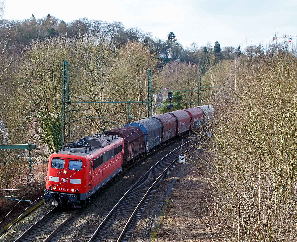 
Eigentlich hatte ich den RE 9 erwartet, war aber dann angenehm überrascht als ein Güterzug kam und das am Sonntag....
Die 151 053-6 (91 80 6151 053-6 D-DB) der DB Cargo Deutschland AG fährt am 05.02.2016 mit einem Coilgüterzug durch Wissen an der Sieg in Richtung Siegen bzw. Betzdorf/Sieg.