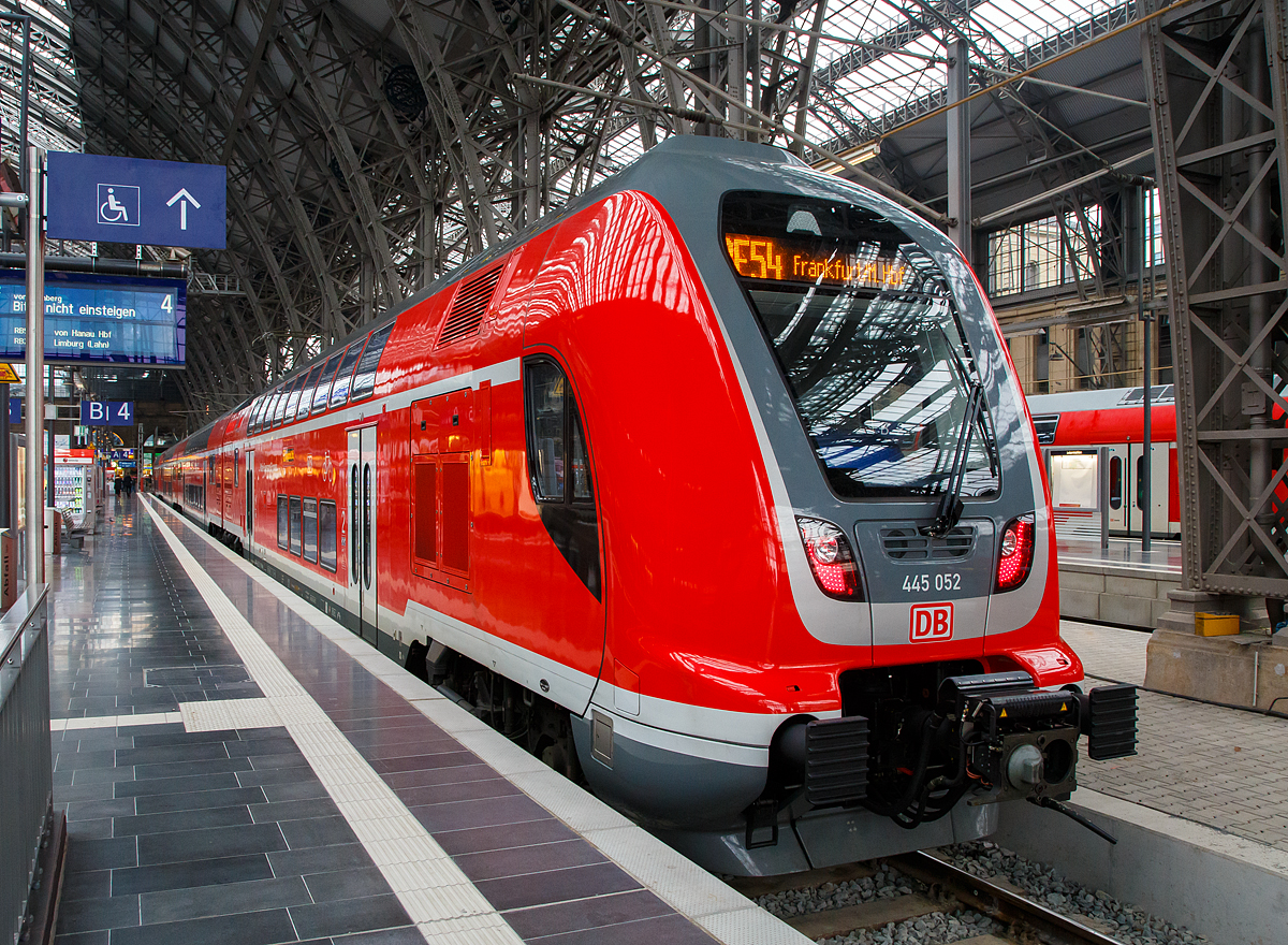 
Eigentlich hatten wir in Frankfurt am Main Hbf nur 12 Minuten Umsteigezeit, aber der ICE 593 von Berlin nach Mnchen hatte ber 60 Minuten Versptung (er fhrt teilweise ber die neue Schnellfahrstrecke), so konnte ich hier noch einige Bilder machen.....

Seit dem Fahrplanwechsel 2017/18 fahren die neuen Bombardier TWINDEXX Vario Doppelstock-Regionalverkehrstriebzge der BR 445 und 446 u.a. als Main-Spessart- Express. Hier ist eine vierteilige TWINDEXX-Einheit, mit dem Triebwagen 445 052 (91 80 0 445 052-7 D-DB DBpzfa) am Ende  am 16.12.2017, als RE 54 „Main-Spessart- Express“, Umlauf RE 4608, (Bamberg - Wrzburg Hbf - Aschaffenburg Hbf – Frankfurt am Main Hbf), in den Hauptbahnhof Frankfurt am Main eingefahren.

Fr den Regionalverkehr wurden Doppelstock-Triebzge entwickelt, welche aus zwei Triebwagen und dazwischen eingereihten Doppelstock-Mittelwagen der neuesten Generation (Typ Grlitz IX) bestehen. Die Triebwagen werden als DB-Baureihe 445 (EH 600 mm) bzw. 446 (EH 720 mm) gefhrt. Die Wagen einer Einheit sind mit Schraubenkupplungen verbunden, sodass, anders als bei herkmmlichen Triebzgen, eine individuelle Zusammenstellung von Zgen beim Rangieren im Regelbetrieb durch den Triebfahrzeugfhrer ermglicht wird. An den Fhrerstandsenden kommen dagegen die bei Triebwagen blichen Scharfenbergkupplungen vom Typ 10 zum Einsatz, was das Kuppeln und Trennen von mehreren Triebzug-Einheiten (Flgelung) in kurzer Zeit ermglicht.

Der erste Einsatz der Triebzge in Deutschland sollte ursprnglich ab Dezember 2014 auf dem Nord-Sd-Netz des Verkehrsverbundes Berlin-Brandenburg von DB Regio Nordost erfolgen. Bestellt wurden fnf fnfteilige Doppelstocktriebzge der Art „Twindexx Vario“] fr die Linie RE5 Rostock – Berlin – Lutherstadt Wittenberg. Je Zug sollen zwei Triebwagen zum Einsatz kommen. Die Auslieferung dieser Triebwagen verzgerte sich.

Fr die Main-Spessart-Region wurden vorerst acht 4-teiligen Konfigurationen der TWINDEXX Vario Doppelstock-Triebzgen bestellt und geliefert. 

Auch im berschneidungsgebiet Rhein-Main/Rhein-Neckar, den Tarifgebieten des RMV und des VRN, werden ab Dezember 2017 im Rahmen des neuen Verkehrsvertrages 7 drei- und 17 vierteilige fabrikneue Twindexx-Zge ohne reine Steuerwagen eingesetzt. Damit sollen die Riedbahn Mannheim – Biblis – Frankfurt und die Rhein-Main-Neckar-Verbindung entlang der Bergstrae (Mannheim / Heidelberg – Darmstadt – Frankfurt) verstrkt werden.  Die Fahrzeuge verfgen fr diesen Abruf erstmals ber eine Einstiegshhe von 730 Millimetern ber Schienenoberkante. Die Tiefeinstiegswagen mit dem Einstieg im Unterstock verfgen sonst ber eine Einstiegshhe von 600 Millimetern und die Hocheinstiegswagen mit den Einstiegen im Zwischenstock ber den Drehgestellen von 1150 Millimetern. Aufgrund der Abweichungen von den brigen Regio-Twindexx-Einheiten werden die Fahrzeuge des Netzes Main-Neckar als Baureihe 446 gefhrt.

TECHNISCHE DATEN (Vierteiler):
Spurweite: 1.435 mm (Normalspur)
Achsfolge: Bo’Bo‘+2‘2‘+2‘2‘+Bo’Bo‘
Zuglnge: 105.550 mm
Einstiegshhe: 600 mm
Antriebsleistung: 4.600 kW
Anfahrzugkraft: 362 kN
Hchstgeschwindigkeit: 160 km/h (mit Mg-Bremse)
Stromsystem:  15 kV, 16 2/3 Hz
Anstelle der beiden Triebwagen, besteht auch die Mglichkeit einen Zug aus einem Triebwagen, den Mittelwagen und einem Steuerwagen zusammen zustellen.

Triebwagen:
Lnge ber Kupplung: 25.980 mm
Achsstand im Drehgestell:  2.500 mm
Leergewicht: 66t
Drehgestelle (luftgefedert):  BOMBARDIER FLEXX Compact Heavy FCH

Mittelwagen (Typ Grlitz IX) : 
Lnge ber Kupplung:  26.800 mm
Achsstand im Drehgestell:  2.500 mm
Leergewicht: 50 t
Drehgestelle (luftgefedert):  FLEXX Load Typ Grlitz IX Do

Quellen: Wikipedia, Bombardier
