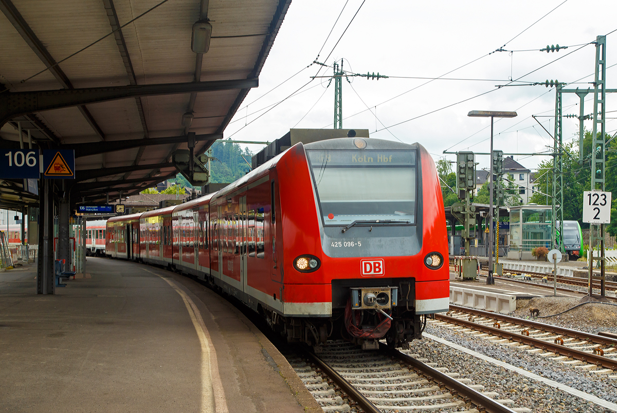 
Eigentlich kann man diese BR in Betzdorf/Sieg nicht sehen....Der 425 096-5 der DB Regio NRW, als zusätzlicher RE 9  - Rhein-Sieg-Express (Siegen-Betzdorf - Köln), am 02.07.2017 beim Halt im Bahnhof Betzdorf/Sieg. 
Grund der Zusatzzüge war die Veranstaltung Siegtal Pur  - Autofreies Siegtal - Von der Siegquelle bei Netphen bis Siegburg war die, über 125 km lange Strecke, wieder komplett autofrei. 
