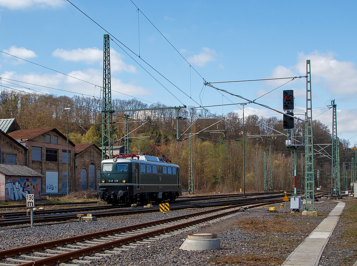 Eigentlich ist Karfreitag, aber es fährt trotzdem viel und außergewöhnliches auf der Siegstrecke...
Im Ursprungszustand die E 40 128 bzw. 140 128-0 (91 80 6 140 128-0 D-DB) vom DB Museum fährt am 02.04.2021, als Tfzf (Triebfahrzeugfahrt) bzw. Lz (Lokzug), durch Betzdorf (Sieg) in Richtung Siegen. Die Lok war auf dem Weg nach Crailsheim.

Die Lok wurde 1959 von Krauss Maffei unter der Fabriknummer 18539 gebaut, der elektrische Teil ist von den Siemens Schuckertwerke, und an die Deutschen Bundesbahn als E40 128 geliefert. Zum 01.01.1968 erfolgte die Umzeichnung in DB 140 128-0. Aus dem aktiven Dienst schied sie 2005 aus und ging ins DB Museum Koblenz-Lützel. Die Lok befindet sich als E40 128 im Ursprungszustand (chromoxidgrün)

Die ab dem Jahr 1968 als Baureihe 140 geführten Loks sind technisch gesehen eine E 10.1 ohne elektrische Bremse, jedoch mit geänderter Übersetzung des Getriebes.
Mit 879 Exemplaren ist die E 40 die meistgebaute Type des Einheitselektrolokprogramms der Deutschen Bundesbahn. Ihre zulässige Höchstgeschwindigkeit betrug am Anfang entsprechend ihrem vorgesehenen Einsatzgebiet im mittelschweren Güterzugdienst 100 km/h, diese wurde im Juni 1969 jedoch auf 110 km/h erhöht, um die Züge zu beschleunigen und die Loks auch besser im Personen-Berufsverkehr einsetzen zu können.

TECHNISCHE DATEN:
Spurweite: 1.435 mm
Achsanordnung: Bo´Bo´
Länge über Puffer: 16.440 mm
Drehzapfenabstand: 7.900 mm
Achsstand in den Drehgestellen: 3.400 mm
Gesamtachsstand: 11.300 mm
Treibrad-Durchmesser: 1.250 mm
Dienstgewicht:  86t
Achslast: 21,5t
Zulässige Höchstgeschwindigkeit: 110 Km/h
Stromsystem: Einphasen-Wechselstrom 15 000 V, 16 ²/³ Hz
Nennleistung: 3.700 kW (5.032 PS)
Zugkraft:	336 kN
Nennleistung Trafo: 4040 kVA
Anzahl Fahrstufen:  28
Anzahl Fahrmotoren:  4
Fahrmotor-Typ: SSW WB 372

Beschaffungskosten:  ca. 1.226.000 DM
